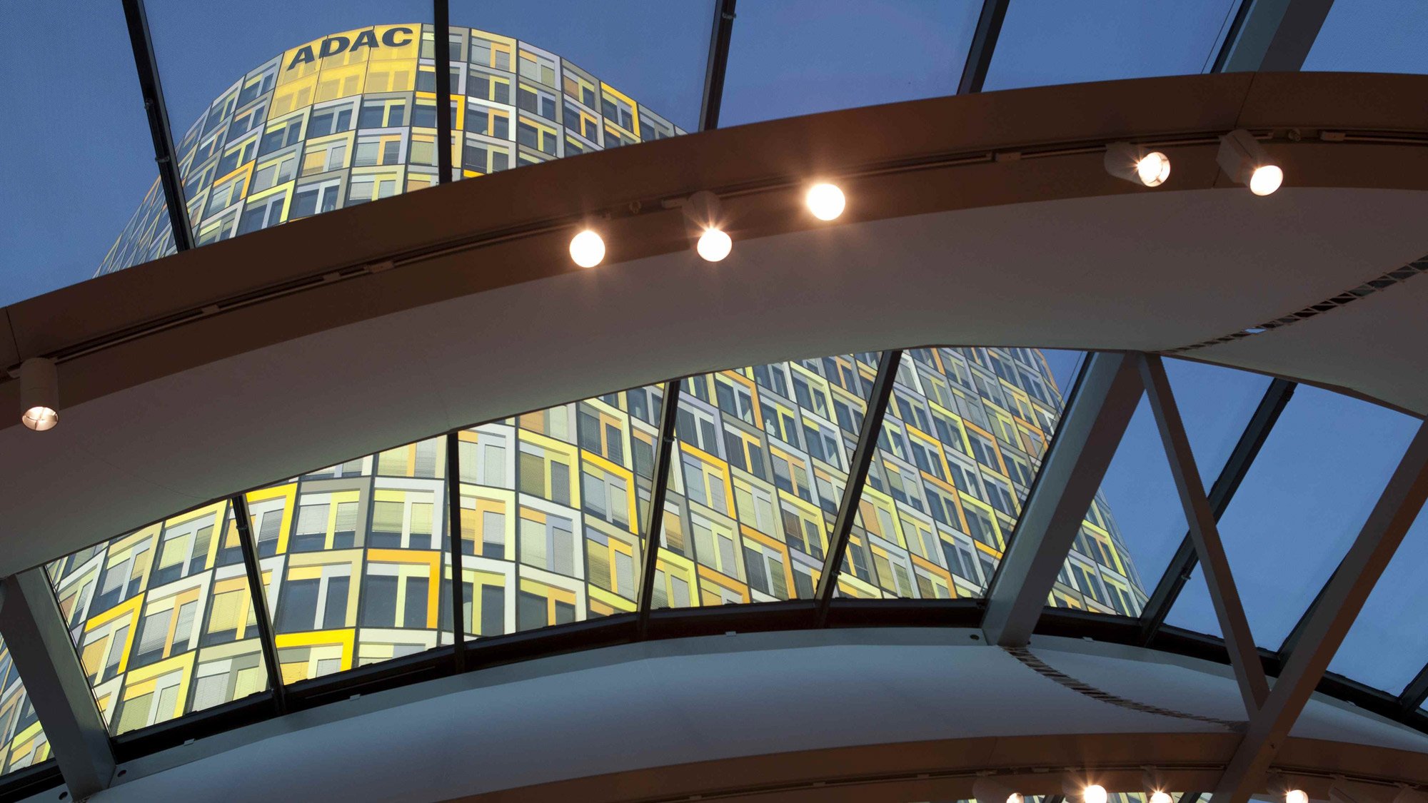 building_referenz_adac_foyer_licht_2000x1125.jpg