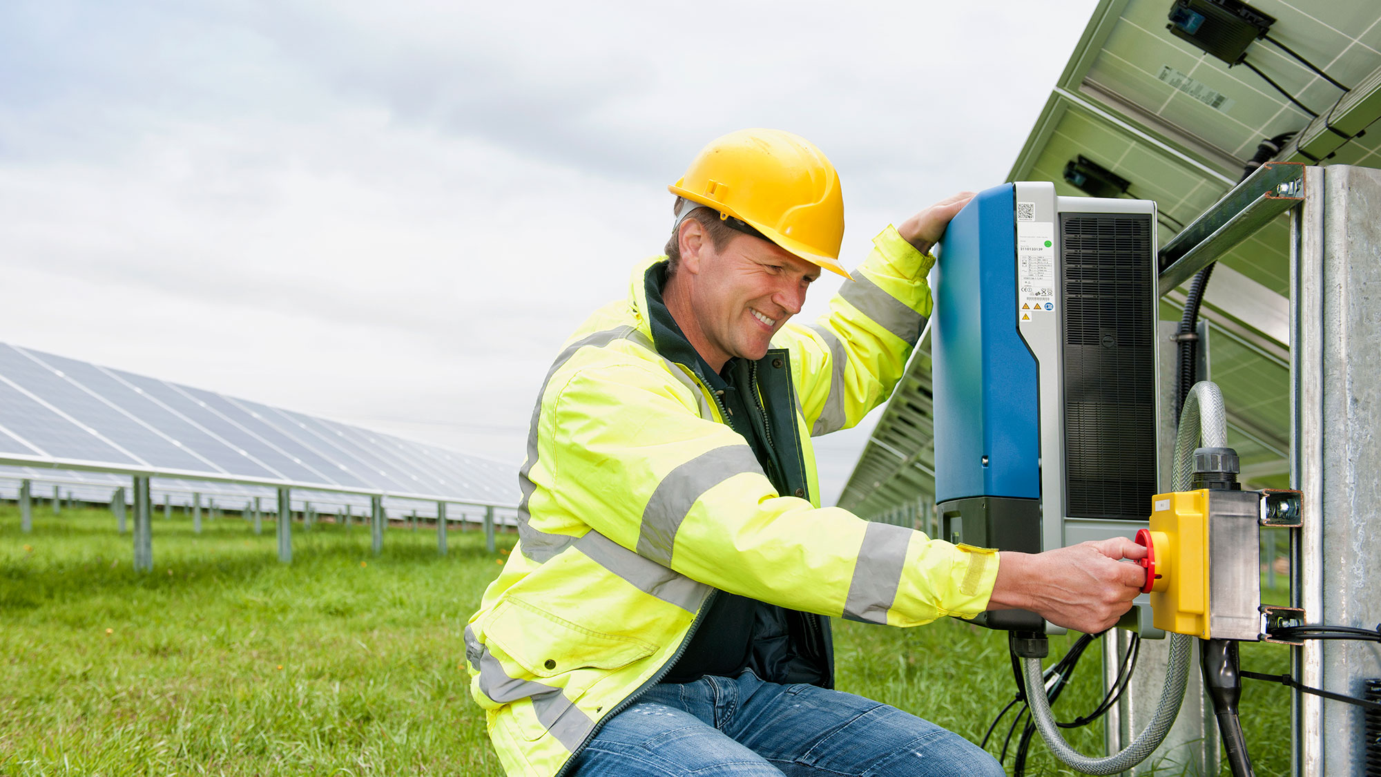 energy_wechselrichter_solar_techniker_gettyimages-565880867_2000x1125.jpg