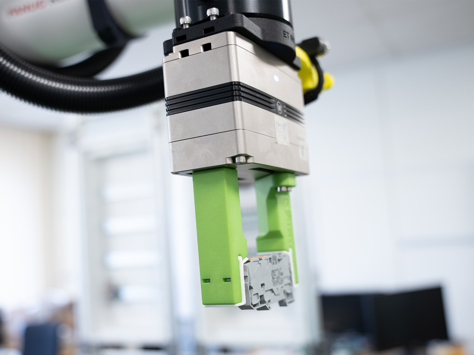 MM-481677_new-website-page_cabinet-assembly-robot_04_2000x1500.jpg