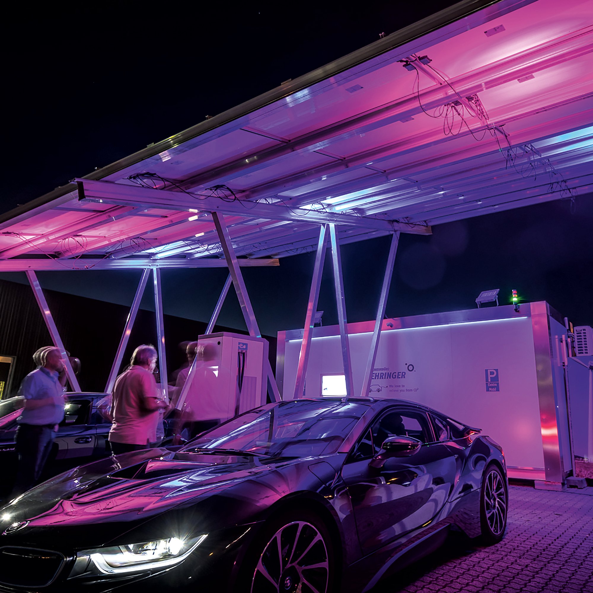 energy_bidirektionale_stromtankstelle_fehringer_nacht_violett_2000x2000.jpg