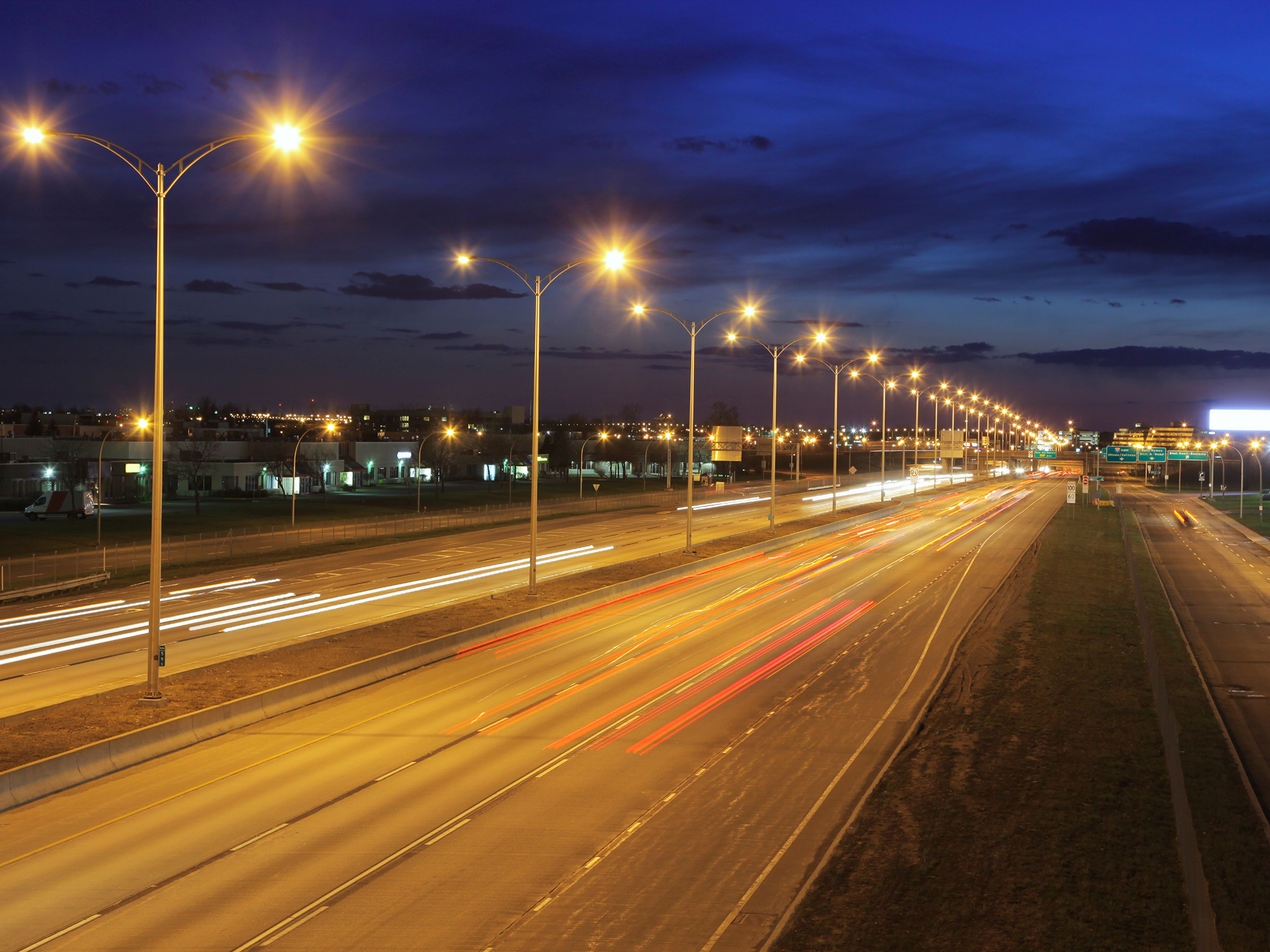 lighting_autobahn_strasse_laternen_nacht_2000x1500.jpg