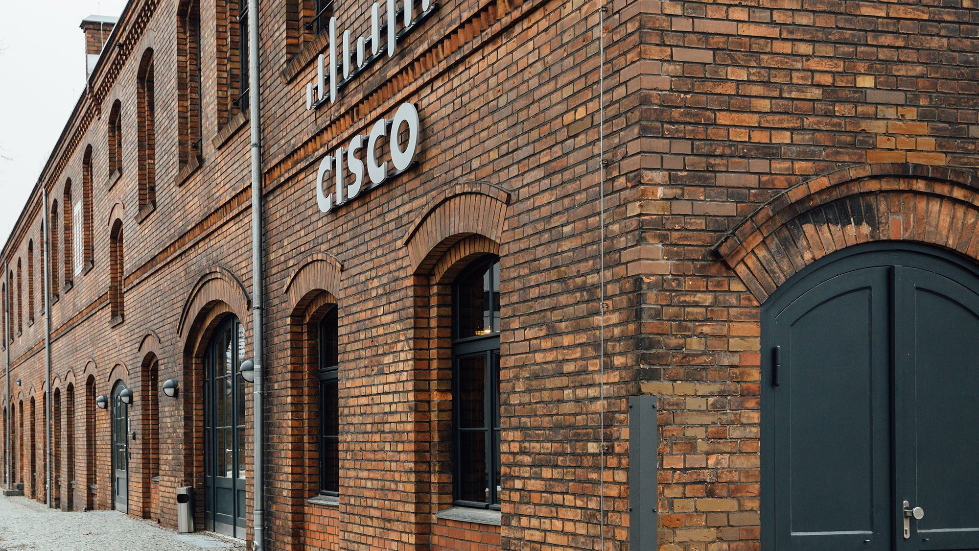 building_referenz_cisco-innovation-center_gebaeude_eingang_aussen_2000x1125