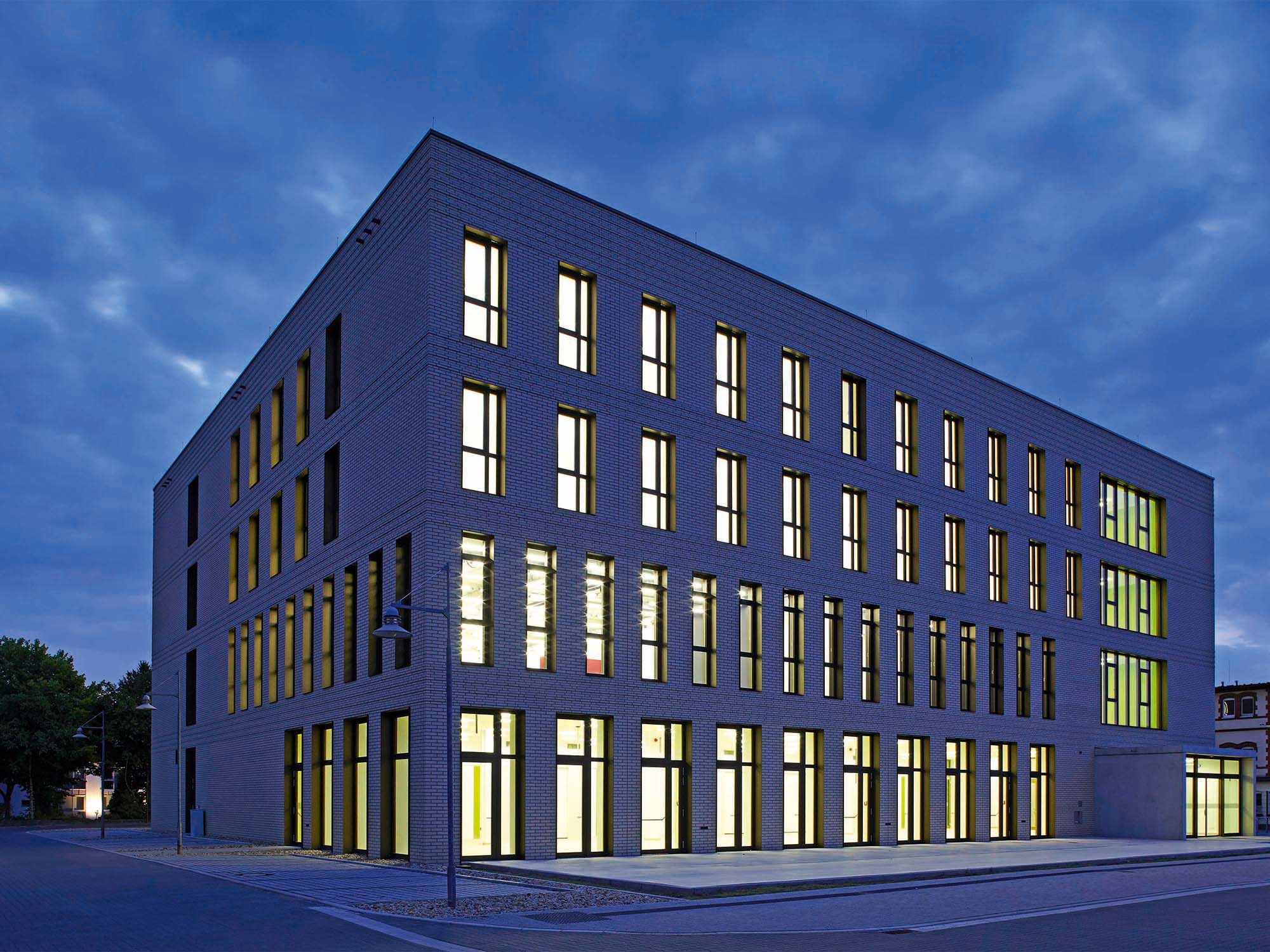 referenz_fh-bielefeld_campus-minden_energieeffizientes-bauen_2000x1500.jpg