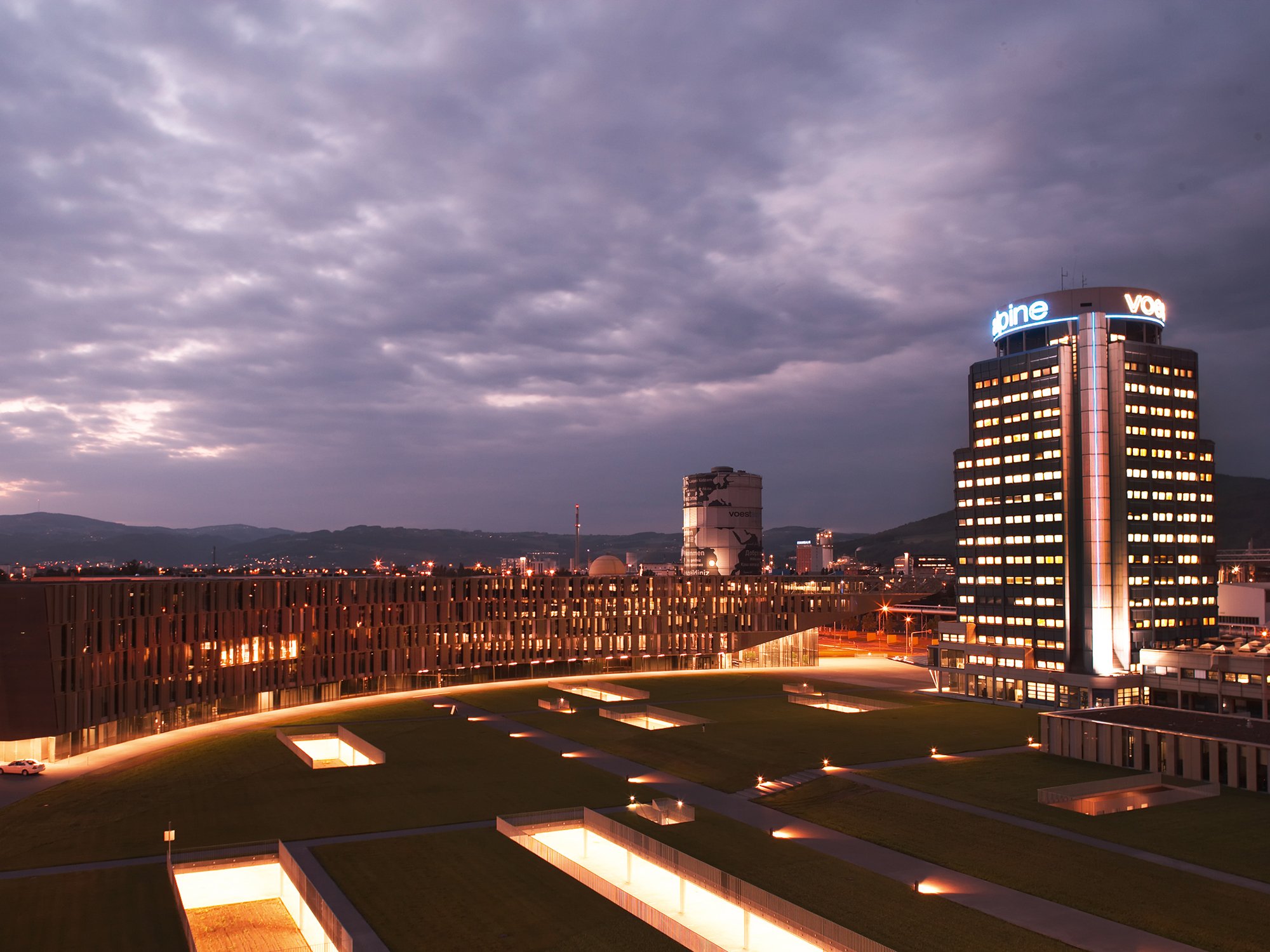 building_referenz_voestalpine_gebaeude_nacht_2_2000x1500.jpg