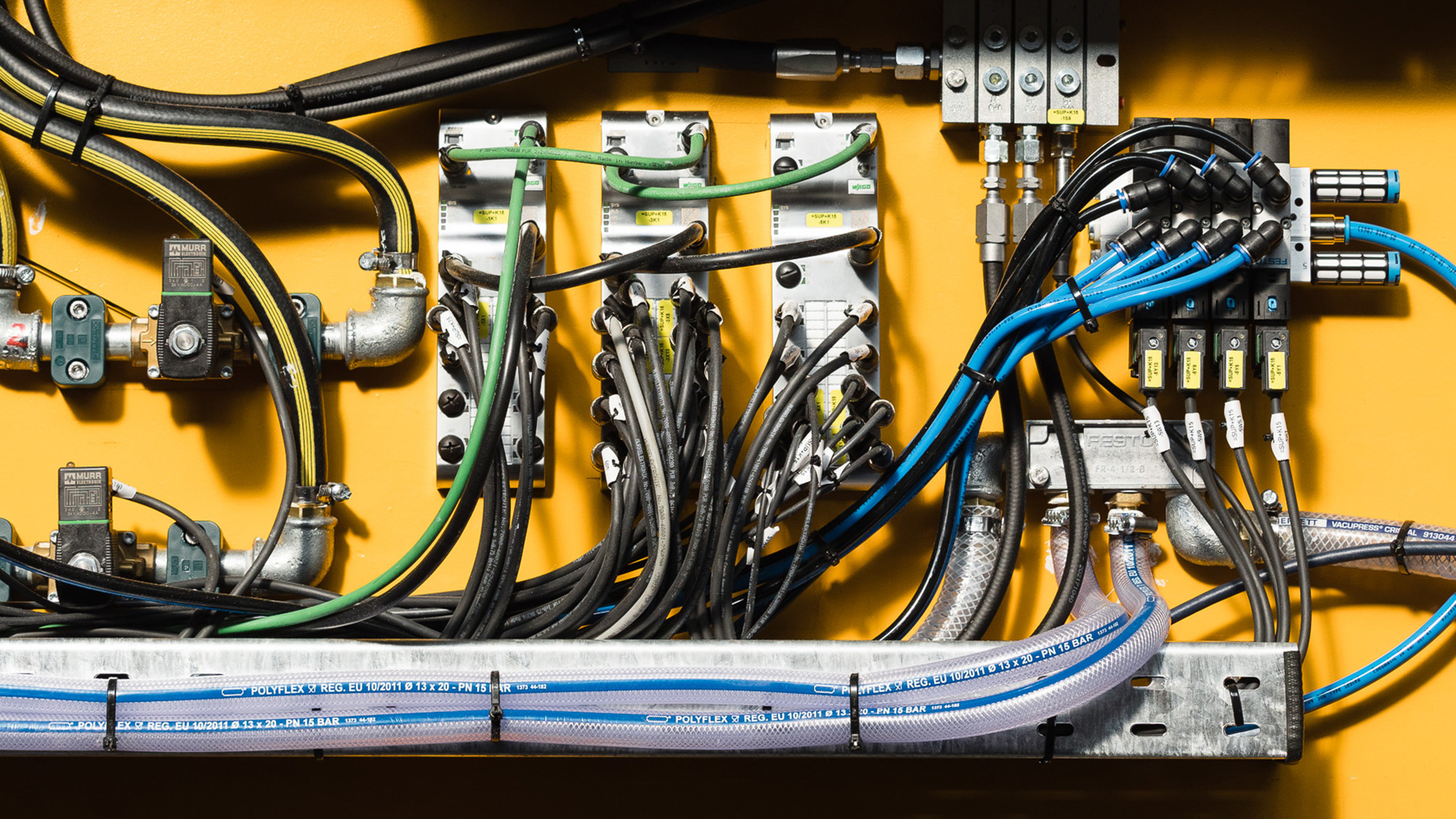 Sensors, like light barriers, can be easily connected using the WAGO I/O System Field.
