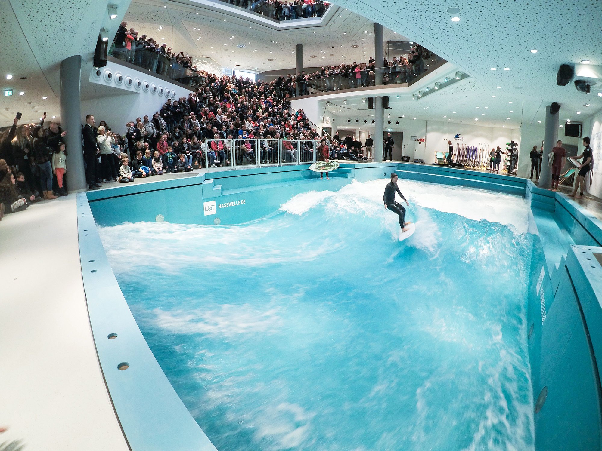 building_licht_l-und-t_sporthaus_wellenbad_surfen_2000x1500.jpg