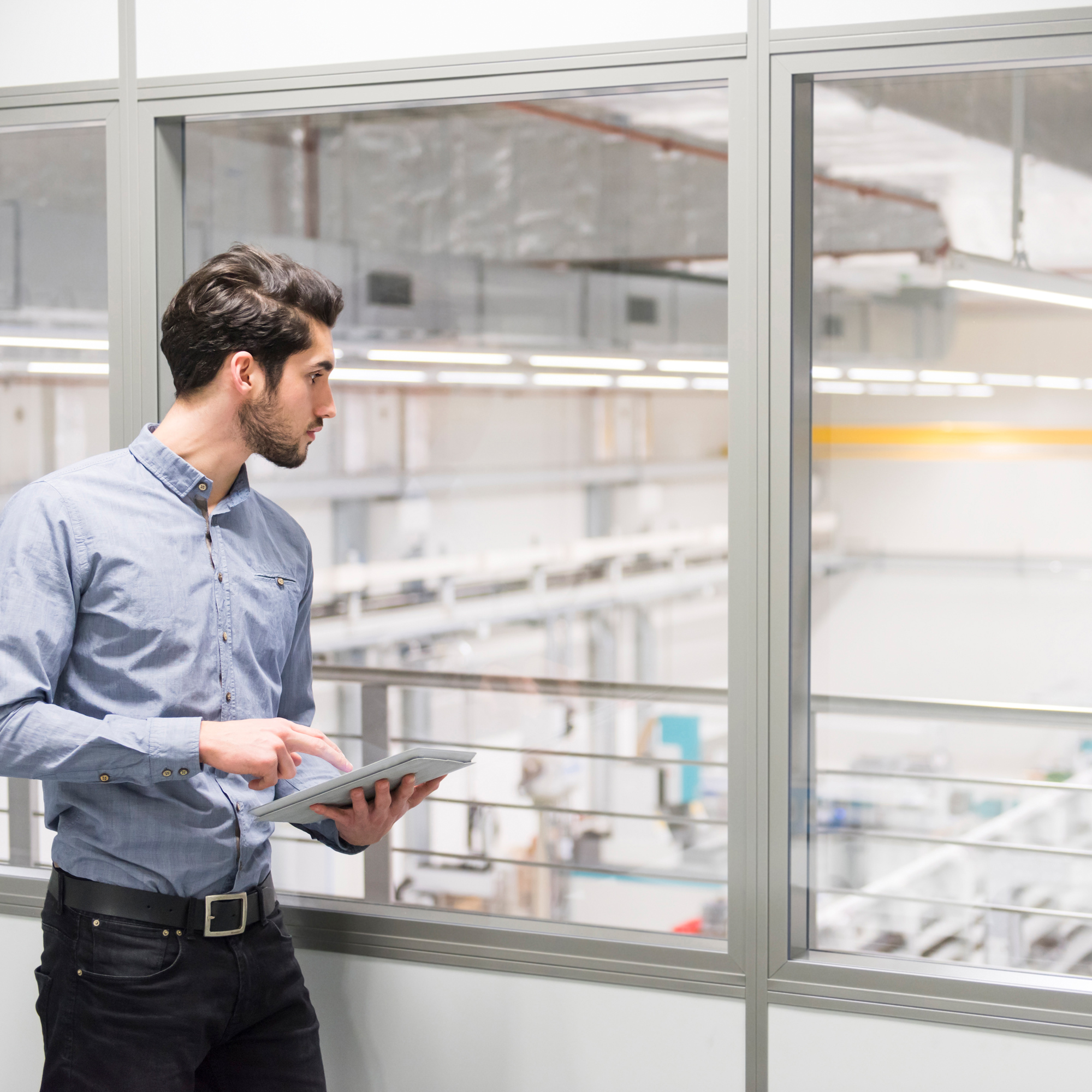 digitalisierung_cloud-connectivity_mann_tablet_anlage_sichtfenster_GettyImages-556419007_2000x2000.jpg