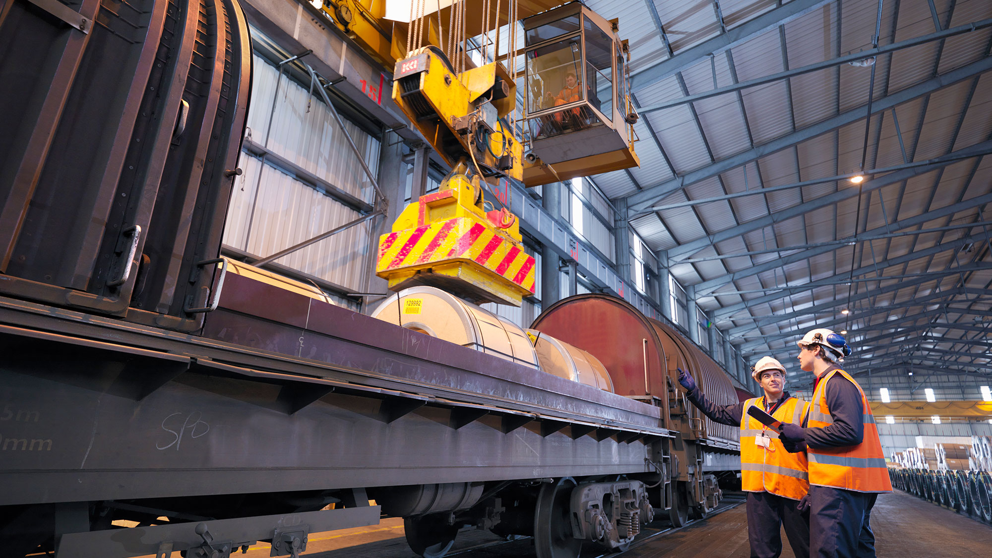 railyway_bahn_kran_bahngleis_bauarbeiter_gettyimages-93910770_2000x1125.jpg