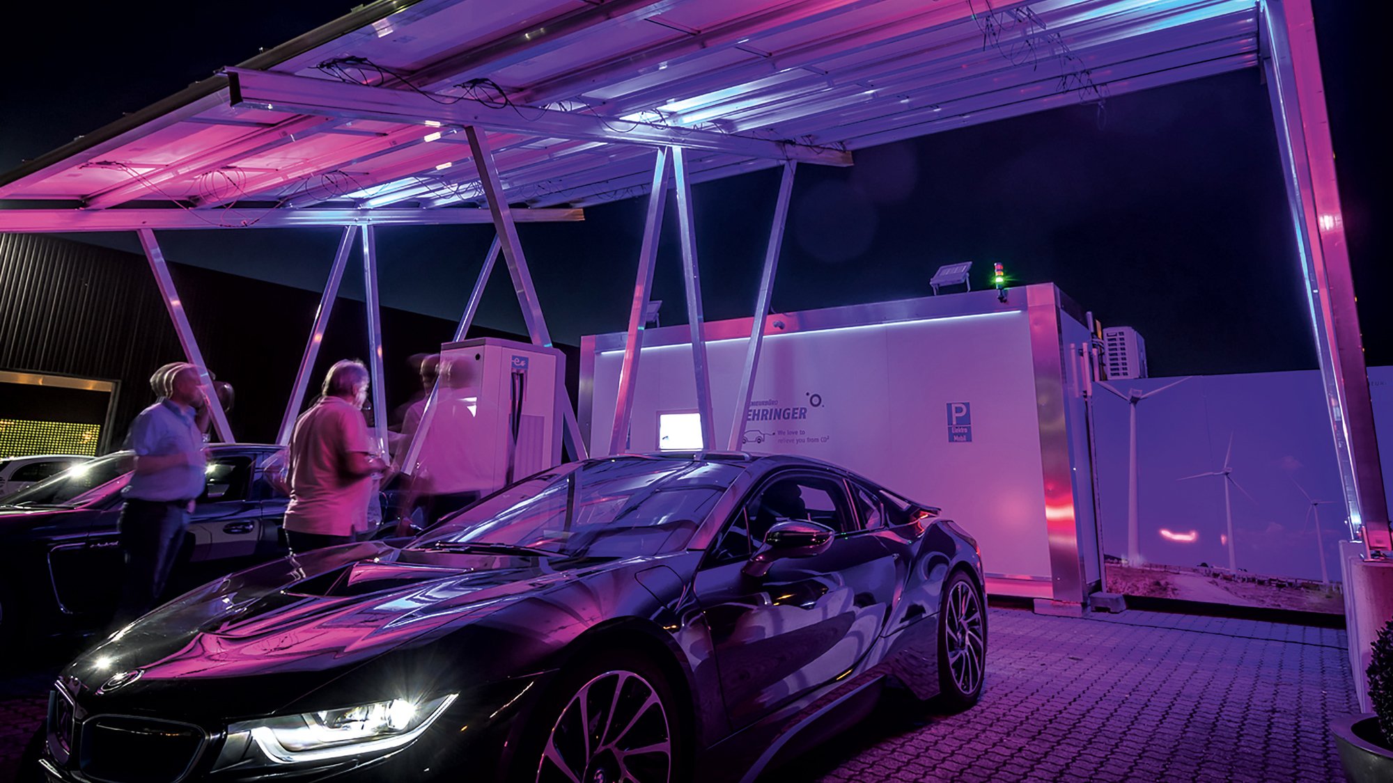 energy_bidirektionale_stromtankstelle_fehringer_nacht_violett_2000x1125.jpg