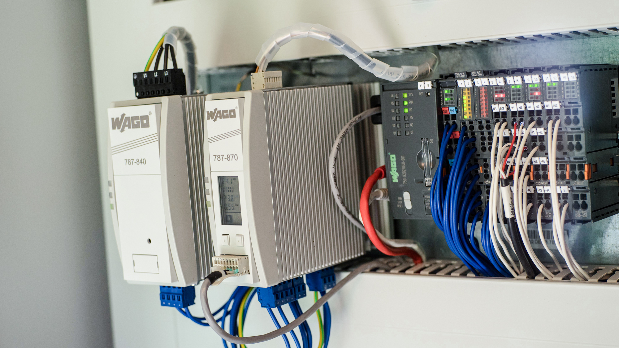 process_referenz_foermitztalsperre_schaltschrank_controller_module_sromversorgung_epsitron_netzgeraete_2000x1125.jpg