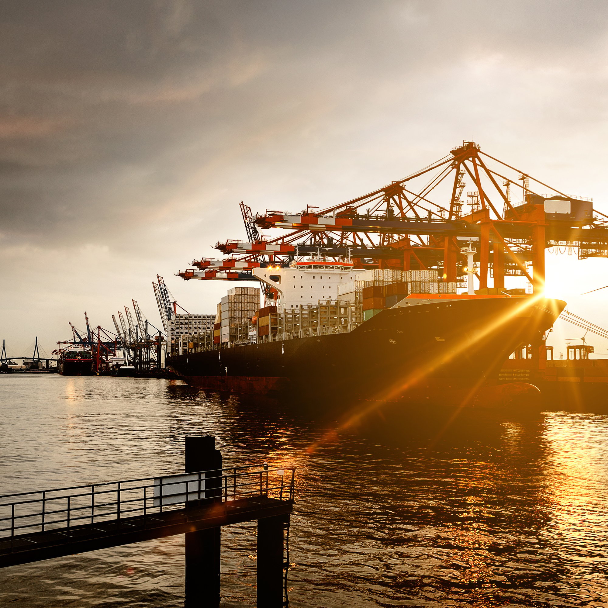 marine_containerschiffe_hafen_sonnenuntergang_1_2000x2000.jpg