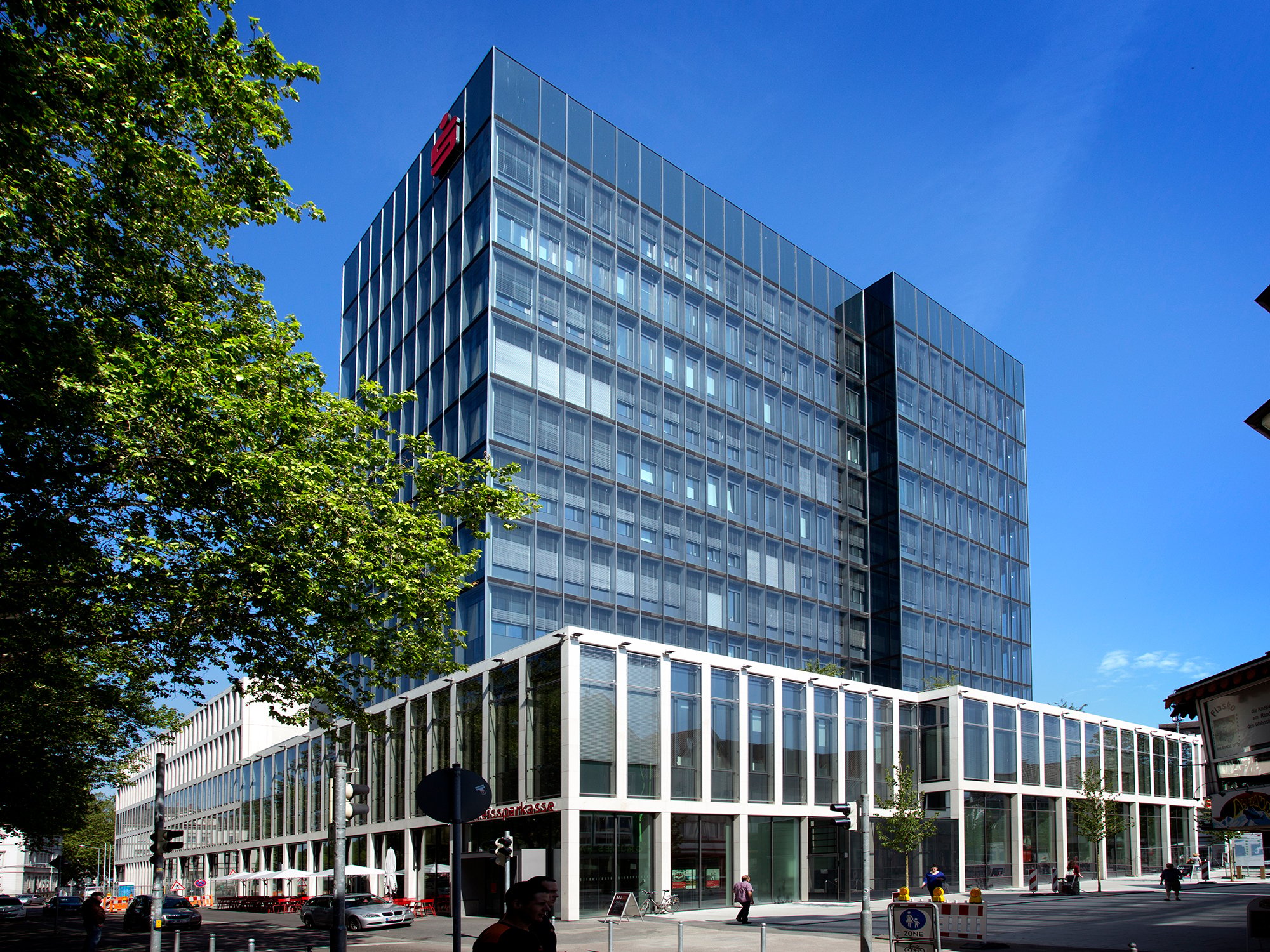 building_referenz_kreissparkasse-goeppingen_gebaeude_aussen_2000x1500.jpg