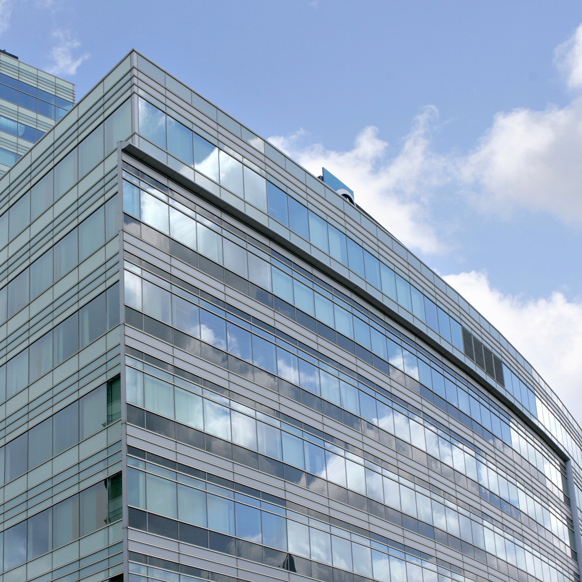 building_raum_gebaeude_glas_fassade_himmel_blau_1_2000x2000.jpg
