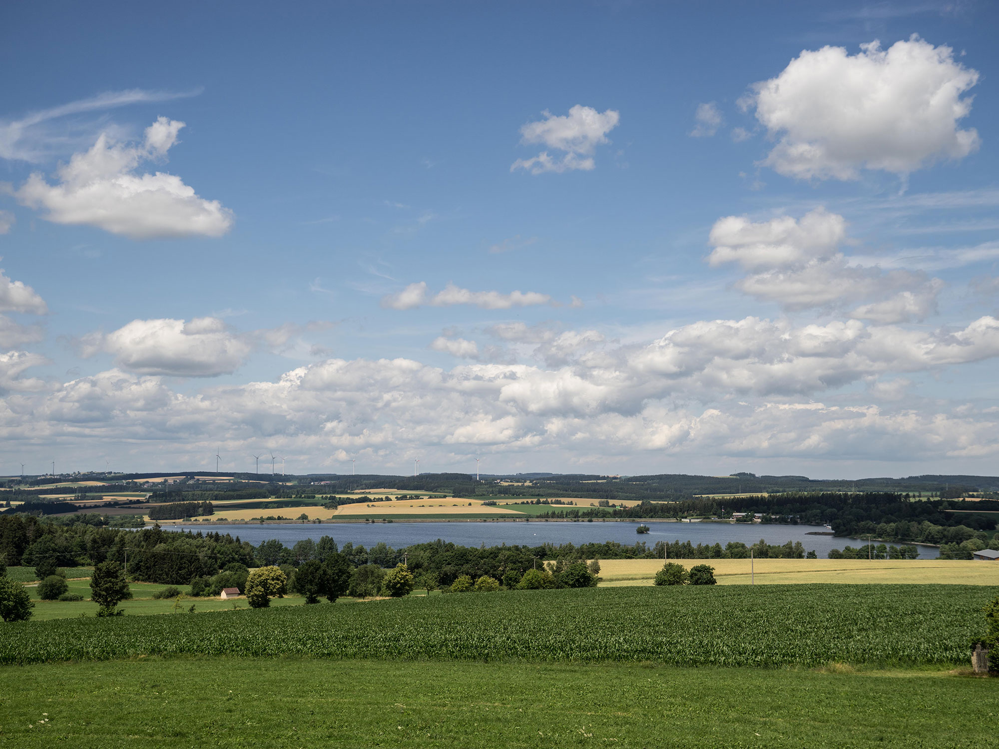 process_landschaft_windkraftanlagen_see_felder_2000x1500.jpg