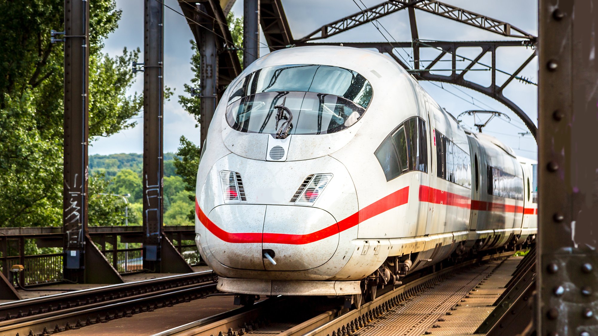 railway_zug_bahn_ice_schienen_panthermedia_b61824945_2000x1125.jpg