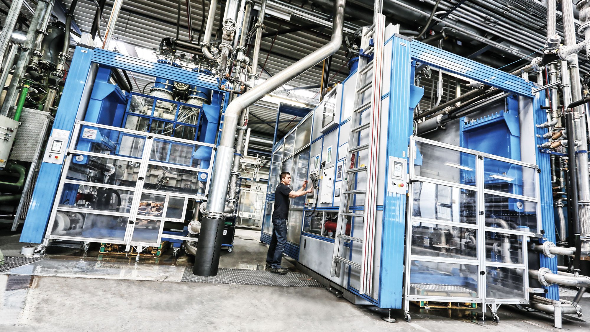 energiemanagement_fertigungsautomaten_person_ruch-novaplast__mes_2000x1125.jpg