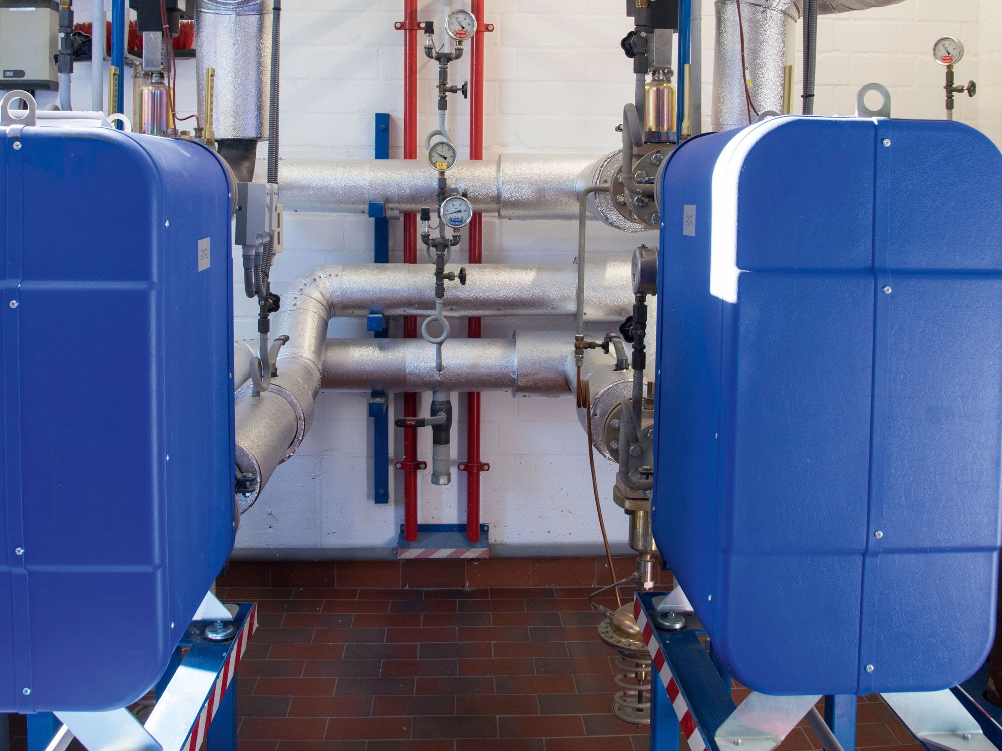 energy_referenz_stadtwerke-flensburg_heizzentrale_rohre_plattenwaermetauscher-uebergabestation_2000x1500.jpg