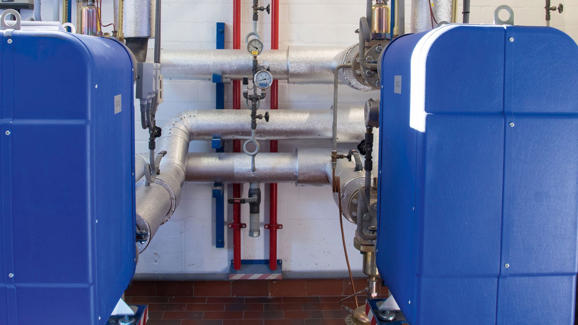 energy_referenz_stadtwerke-flensburg_heizzentrale_rohre_plattenwaermetauscher-uebergabestation_2000x1125.jpg