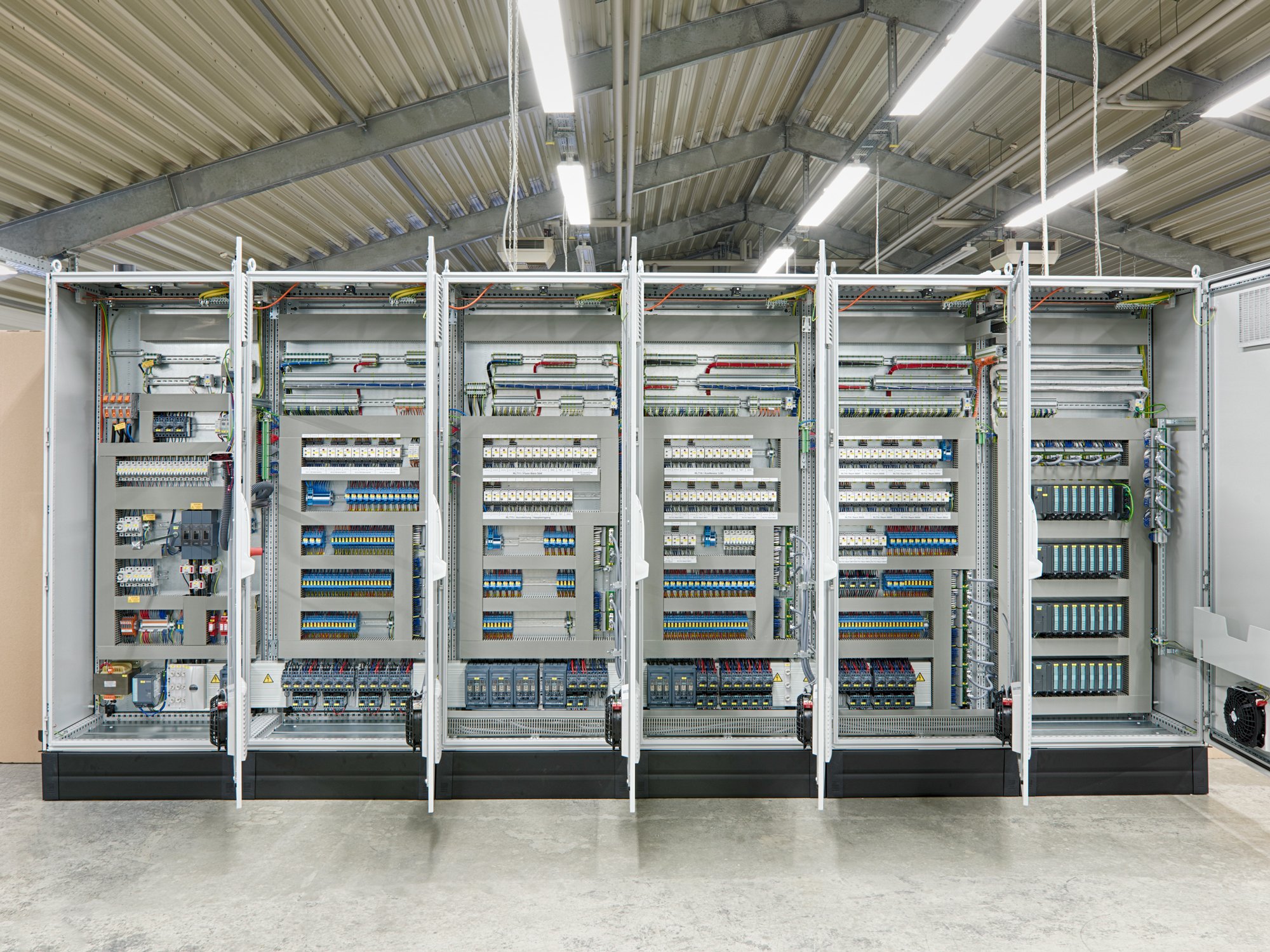 factory_referenz_jokiel_schaltanlage_schaltschrank_halle_2000x1500.jpg