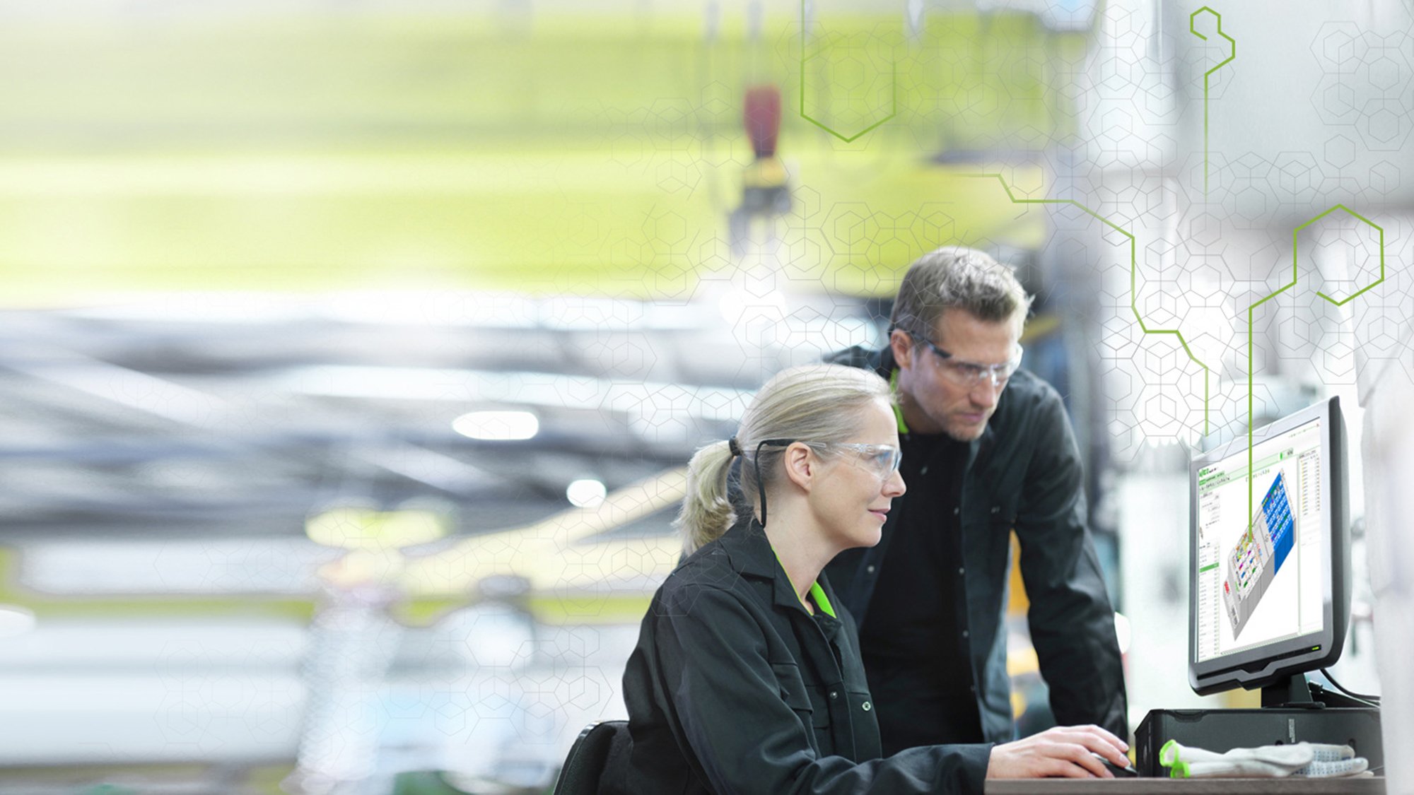 digitalisierung_smart-data_zwei_personen_rechner_fabrikanlage_arbeitssituation_gruen_keyvisual_2000x1125