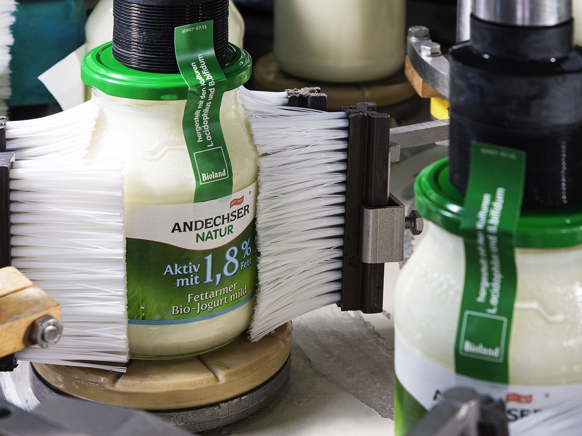 referenz_andechser-molkerei-scheitz_diemann_andechser-joghurt-natur_fliessband_2000x1500.jpg