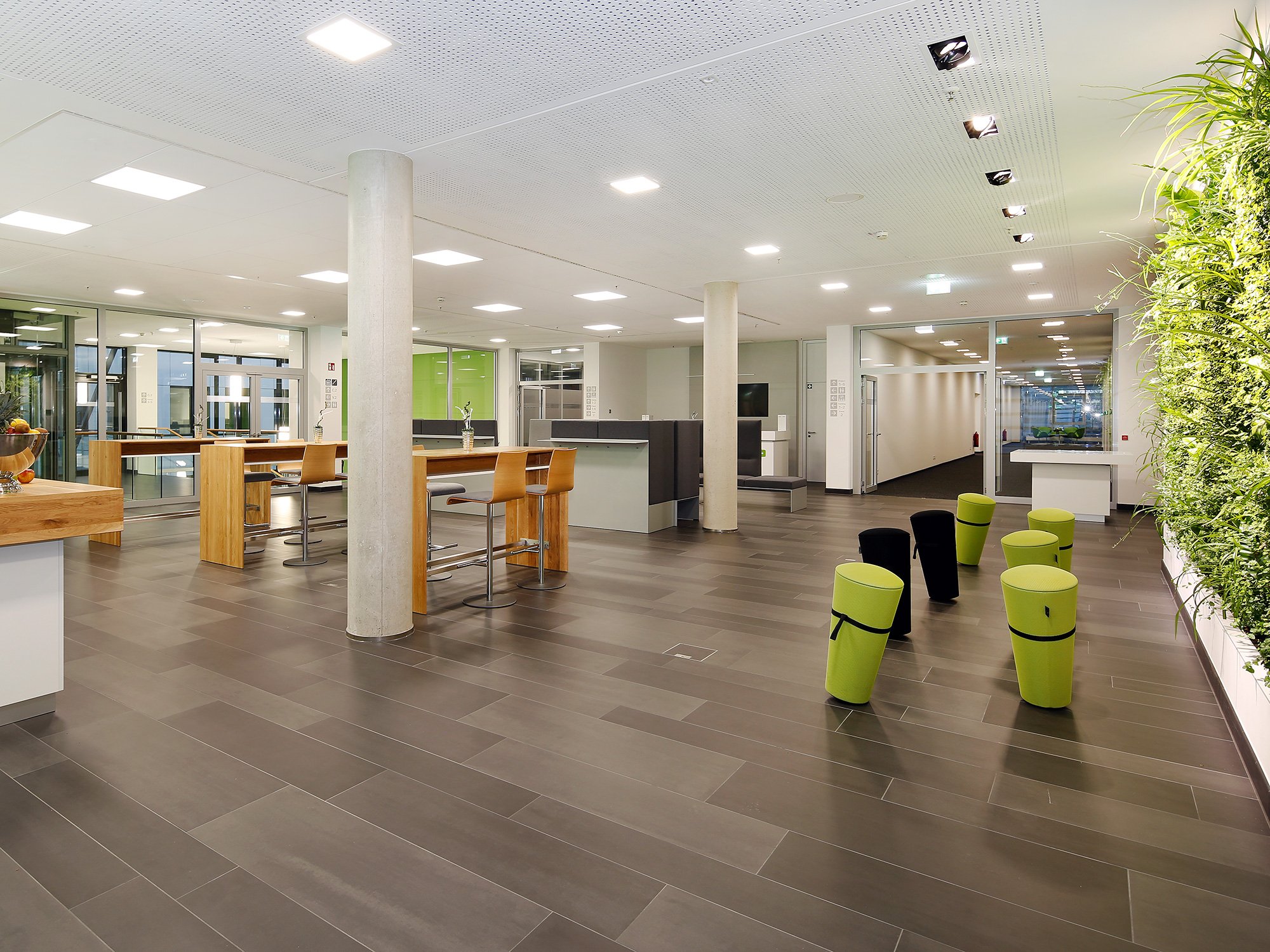 unternehmen_wago_c1_stehtische_sitzecke_2_2000x1500.jpg