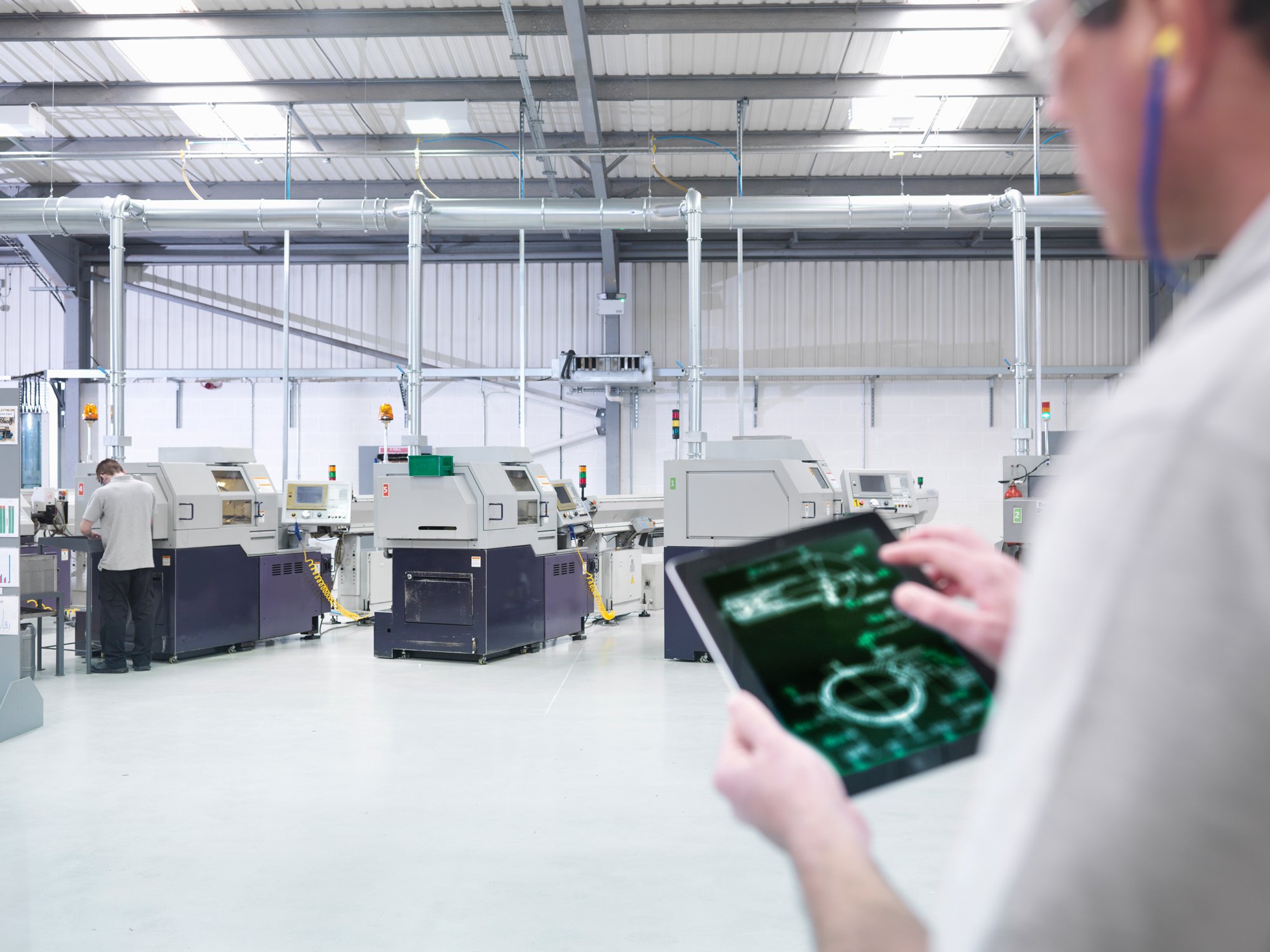 digitalisierung_wandlungsfaehigkeit_fabrikhalle_module_mann_tablet_GettyImages-561094287_2000x1500.jpg