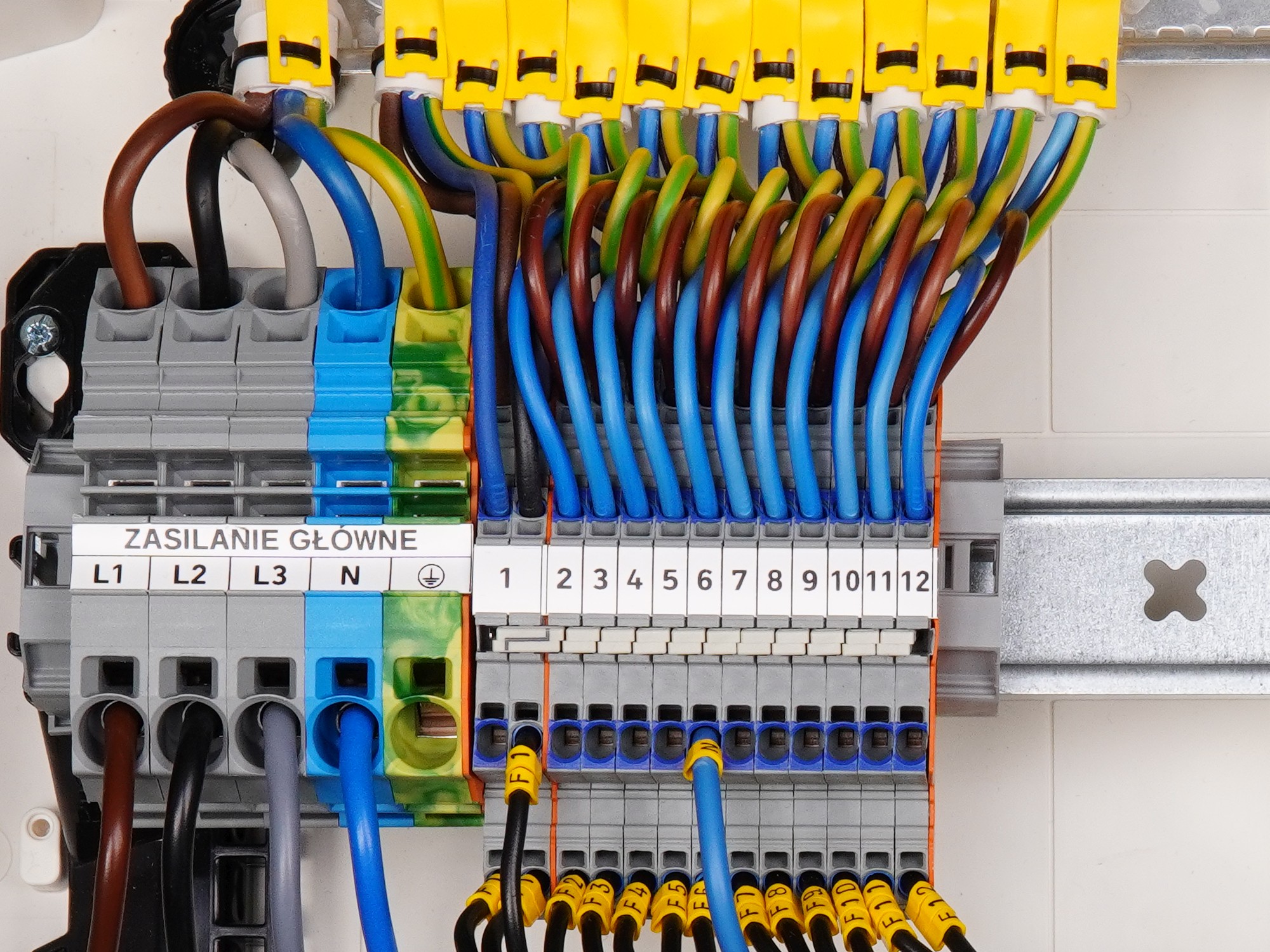 building_elektroinstallateur_installation_kleinverteiler_2000x1500.jpg