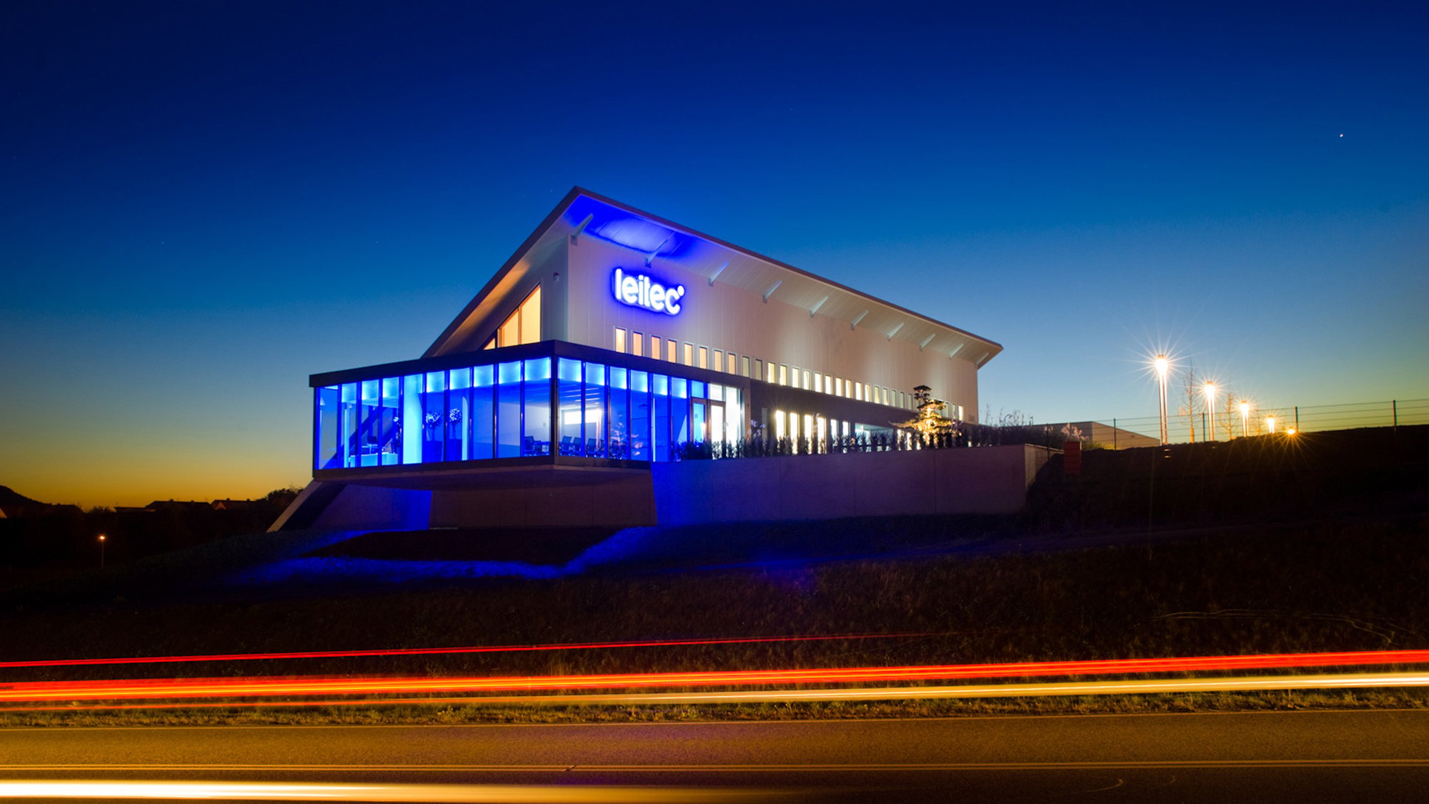 building_referenz_leitec_gebaeude-aussen_licht_2000x1125.jpg