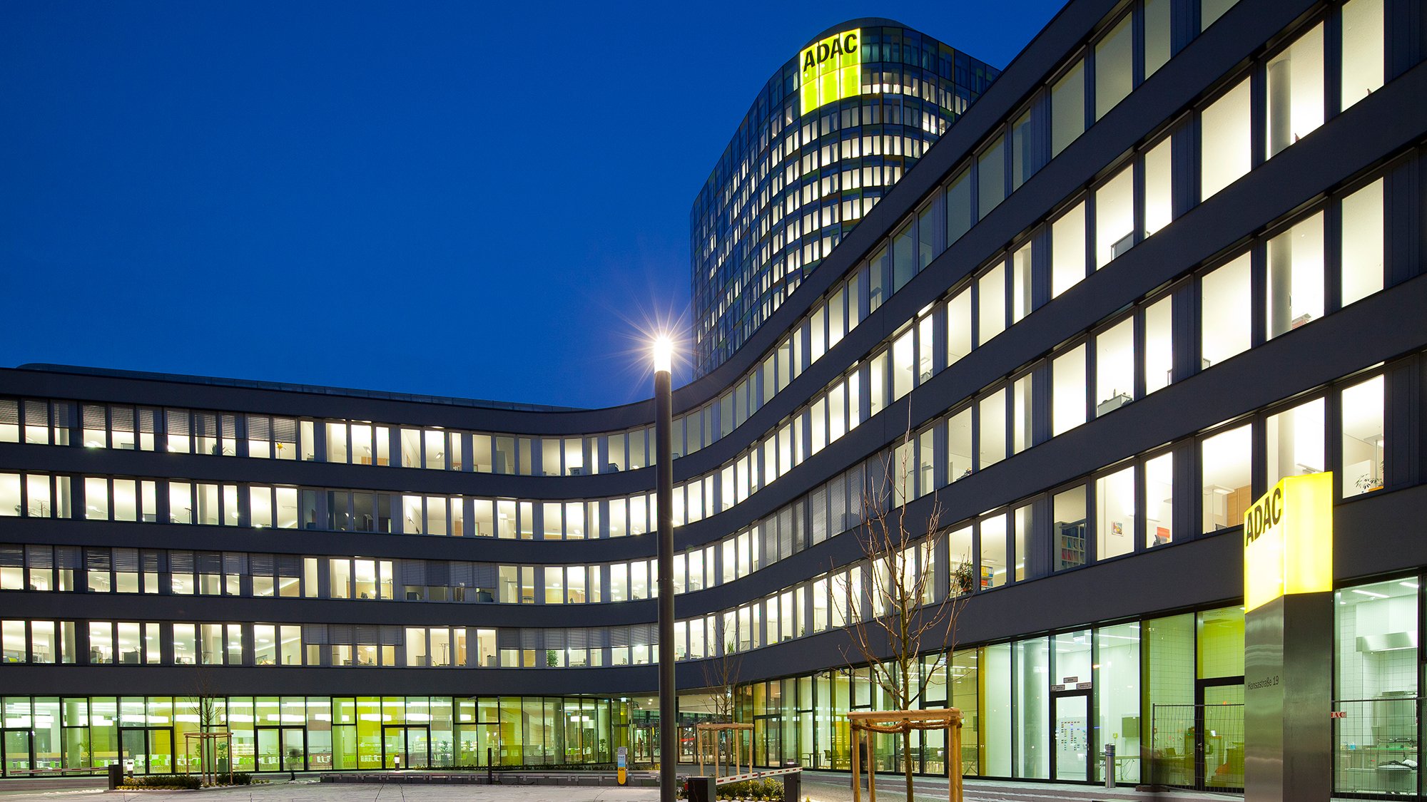 building_referenz_adac_gebaeude_nacht_2000x1125.jpg