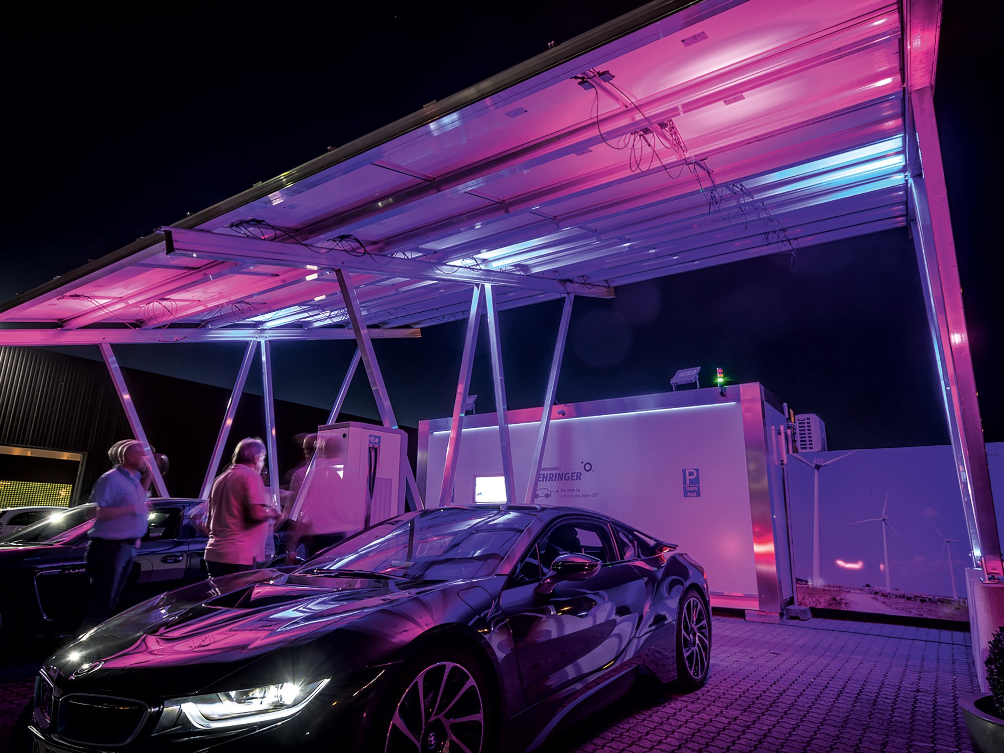 energy_bidirektionale_stromtankstelle_fehringer_nacht_violett_2000x1500.jpg