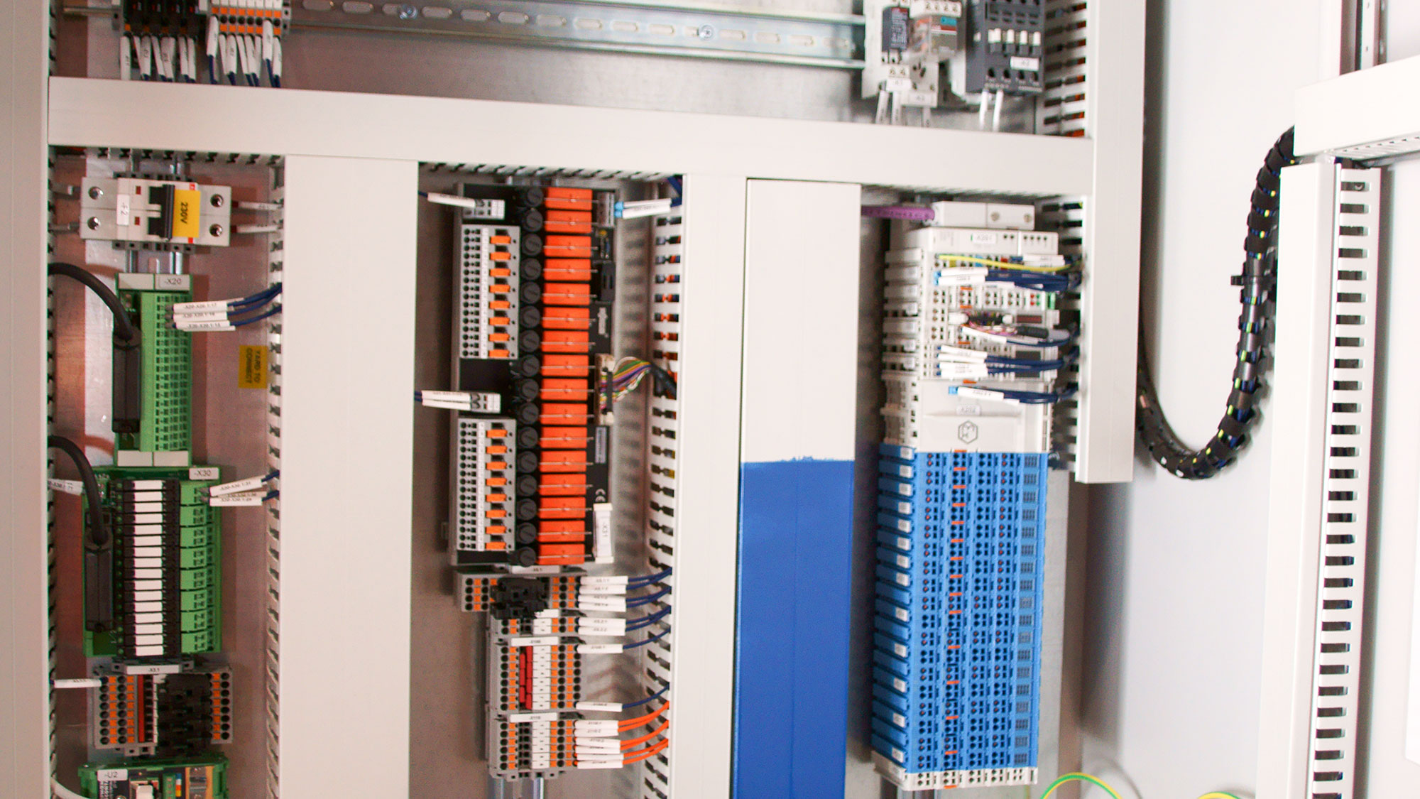The WAGO-I/O-SYSTEM only need half as much space as conventional modules, leaving plenty of room for installation.