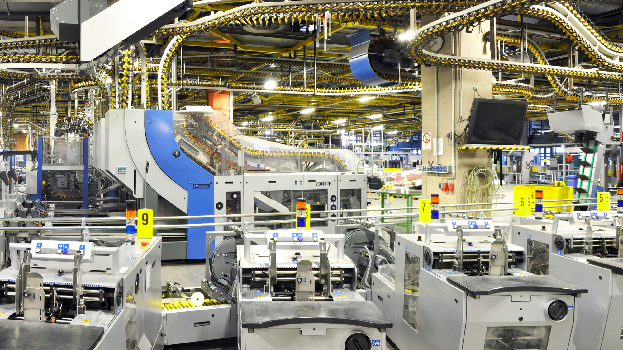 factory_fliessband_maschinen_laufbaender_2000x1125.jpg