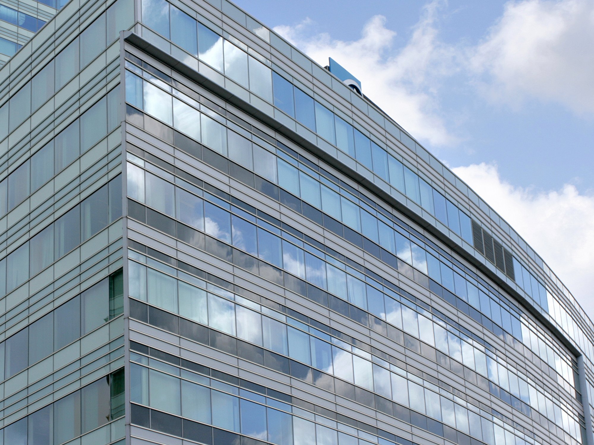building_raum_gebaeude_glas_fassade_himmel_blau_1_2000x1500.jpg