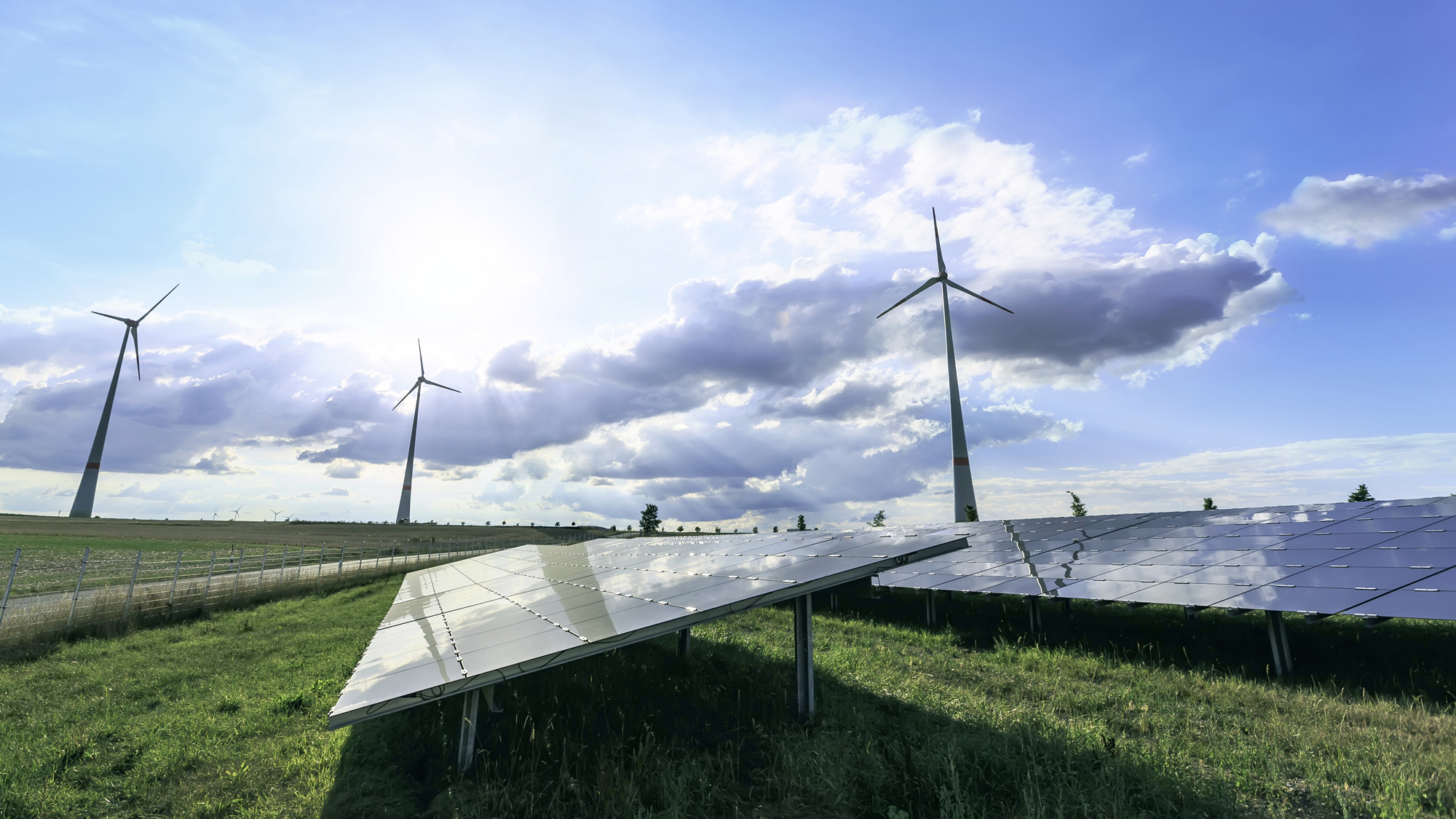 energy_windraeder_solarpanel_himmel_sonne_gegenlicht_fotolia_90524193_2000x1125.jpg