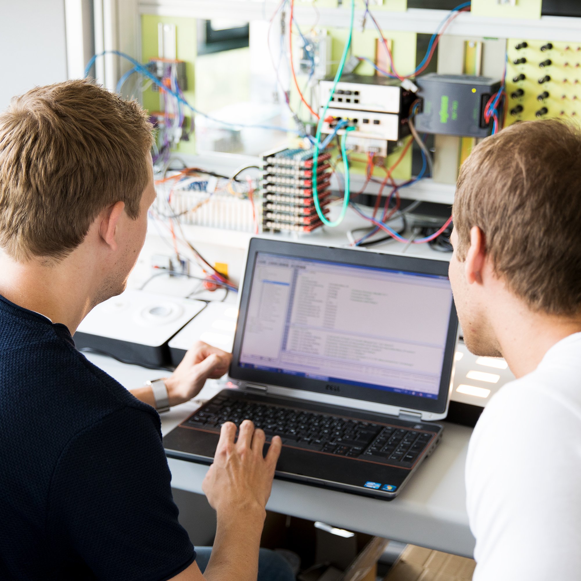 building_systemintegrator_systemintegration_programmierung_wago-solution-provider_personen_laptop_1_2000x2000.jpg