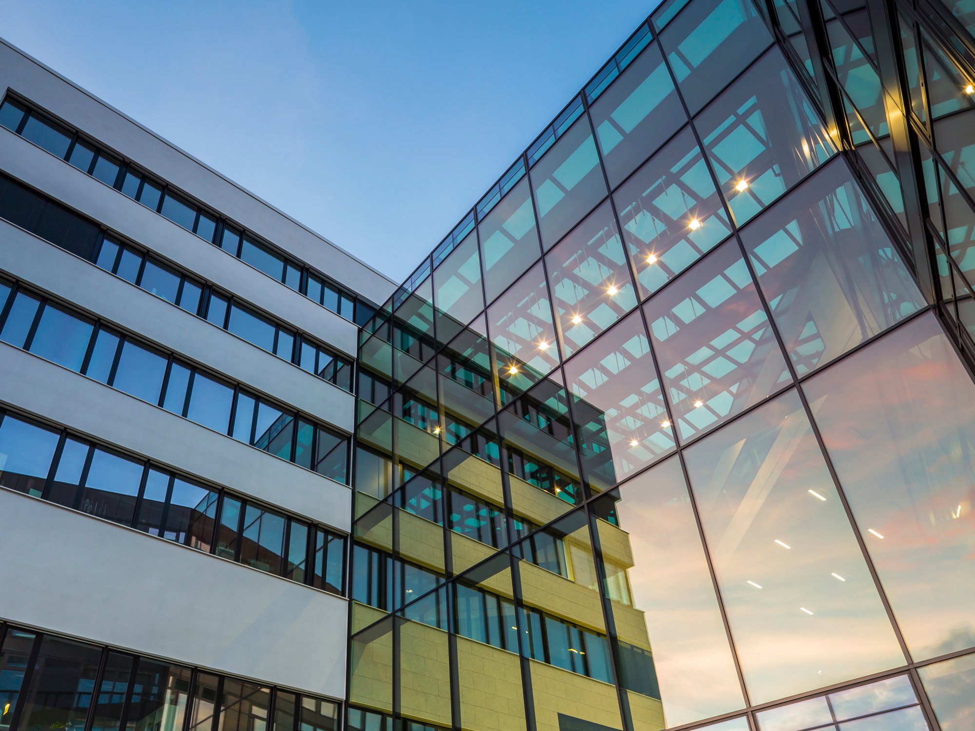 building_raum_gebaeude_fassade_himmel_blau_istock_000048706942_2000x1500.jpg