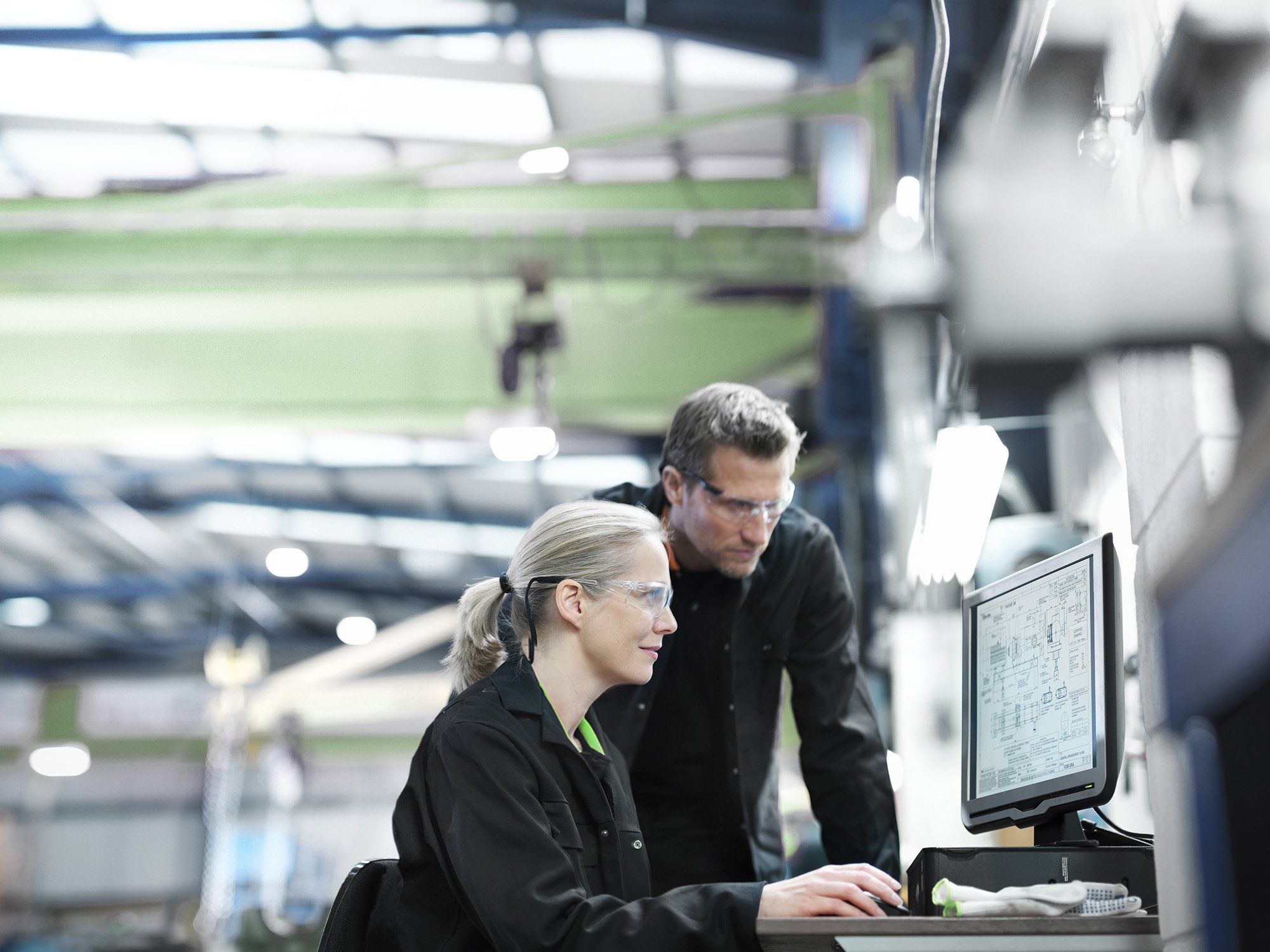 digitalisierung_smart-data_zwei_personen_rechner_fabrikanlage_arbeitssituation_gruen_gettyimages-482172147_2000x1500.jpg