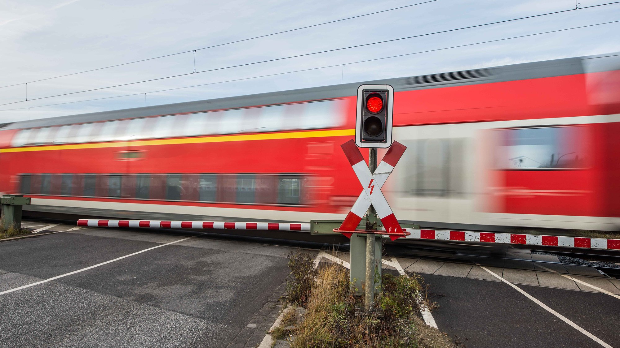 railway_bahnuebergang_zug_2000x1125.jpg