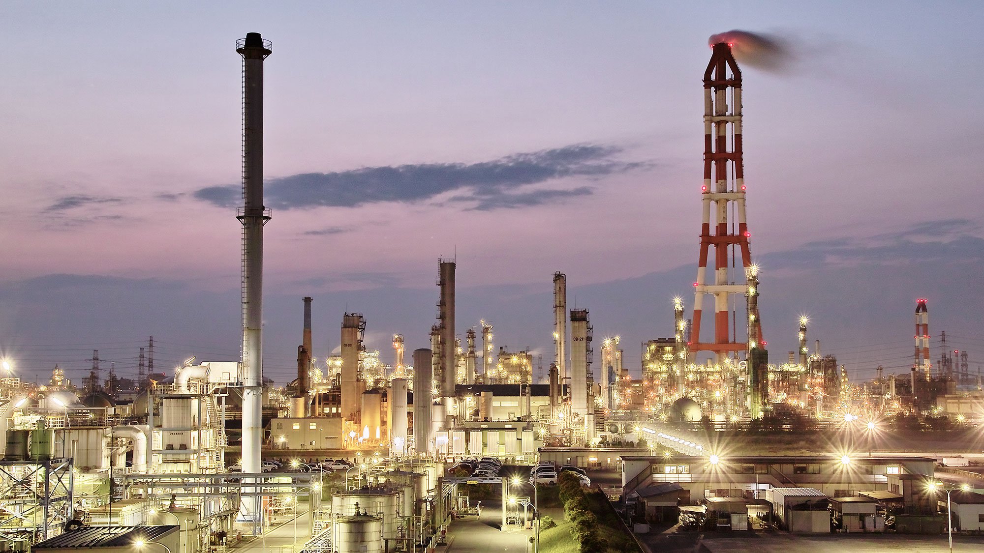 explosionsschutz_keyvisual_industrie_fabrik_nacht_lichter_gettyimages-146365333_2000x1125.jpg