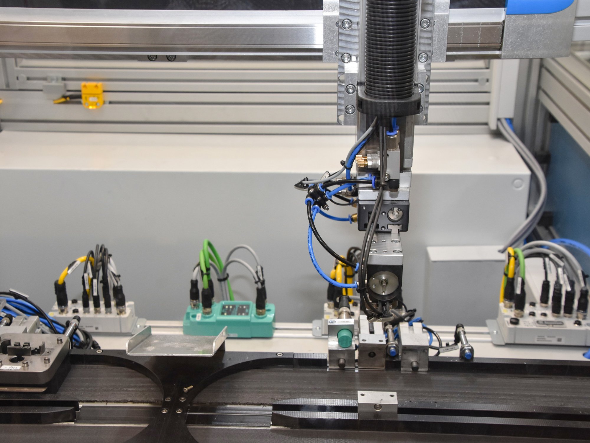 factory_referenz_kathrein_herstellung_sondermaschienen_2000x1500.jpg