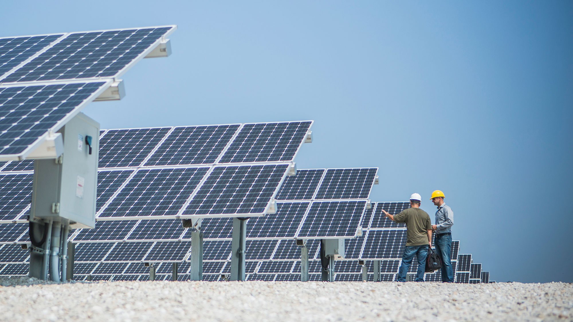 energy_wechselrichter_solar_personen_gettyimages-594828715_2000x1125.jpg