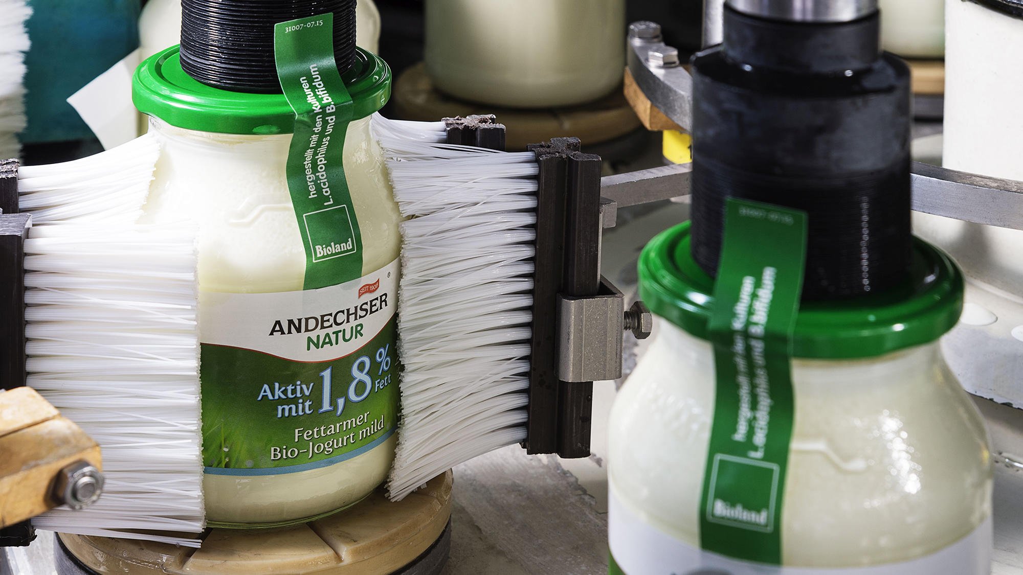 referenz-andechser-molkerei-scheitz-diemann-andechser-joghurt-natur-fliessband-2000x1125.jfif