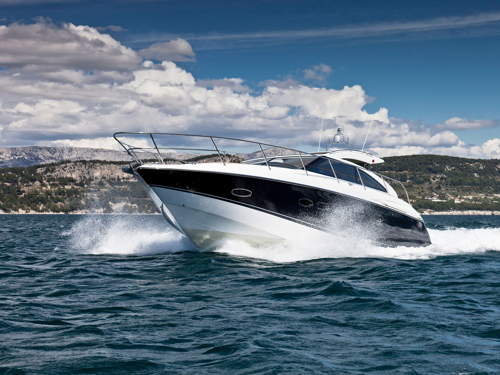 marine_motorboot_segelyacht_gettyimages-556376575_2000x1500.jpg