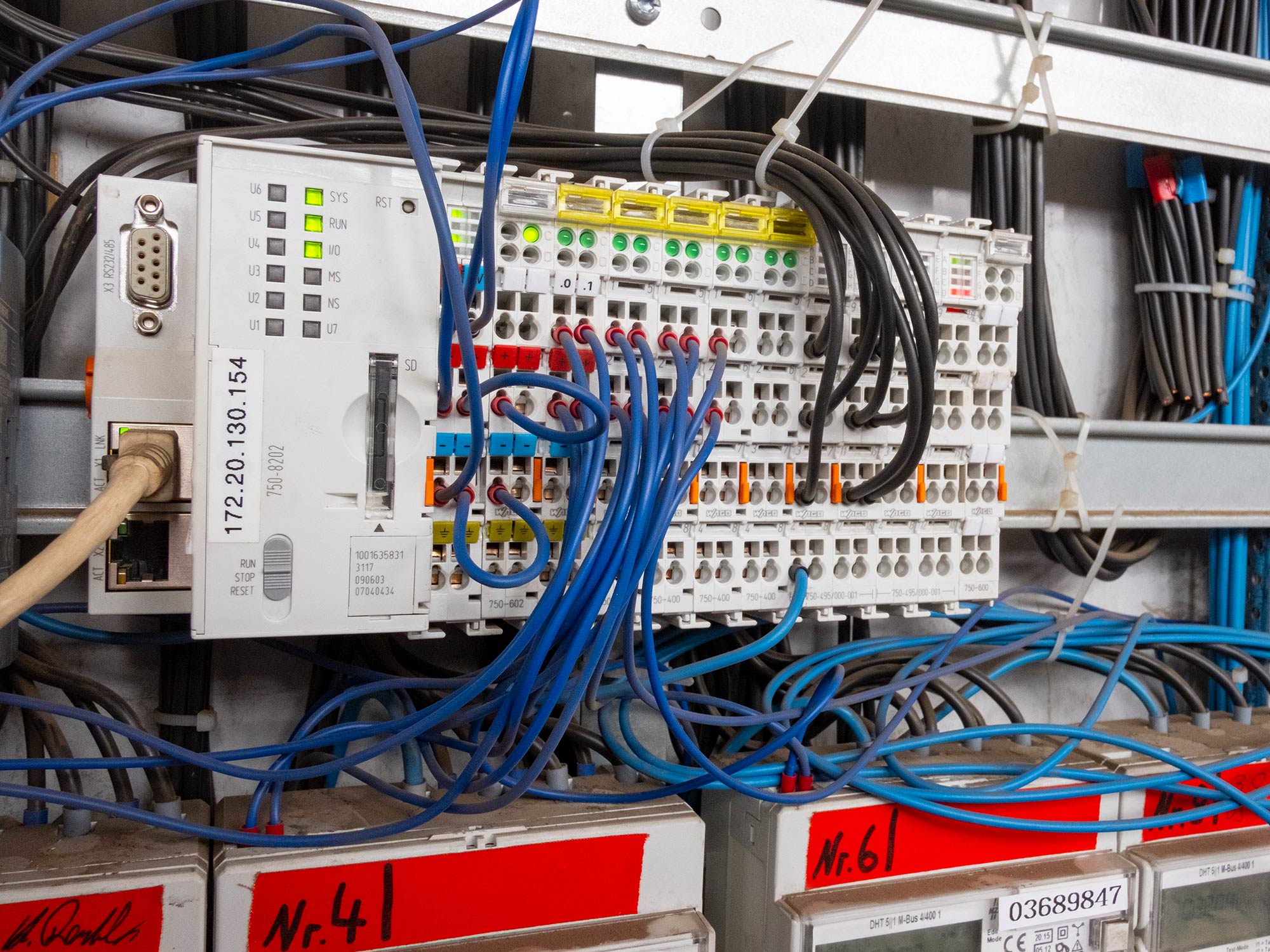 WAGO PFC200 Controllers establish the technical preconditions for getting out-of-control loads back on track.