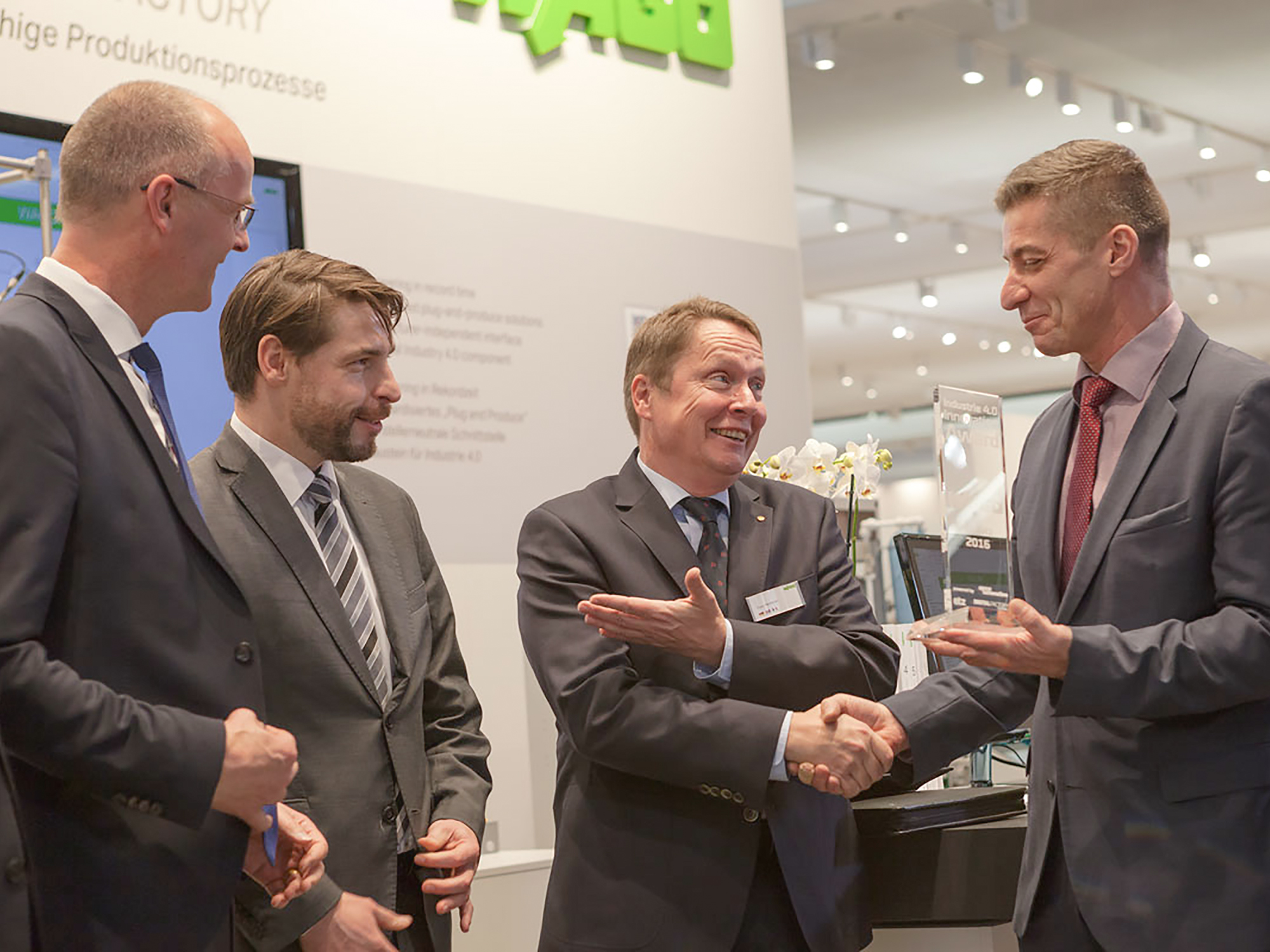digitalisierung_referenz_sps-2016_christian-sallach_ulrich-hempen_thomas-holm_sven-hohorst_2000x1500.jpg