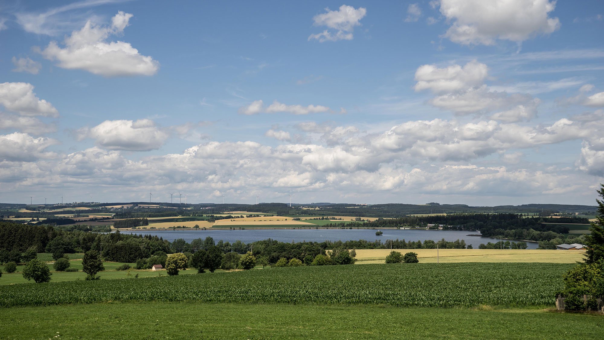 process_landschaft_windkraftanlagen_see_felder_2000x1125.jpg