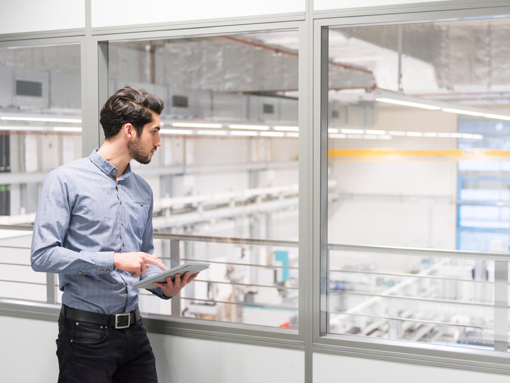 digitalisierung_cloud-connectivity_mann_tablet_anlage_sichtfenster_GettyImages-556419007_2000x1500.jpg