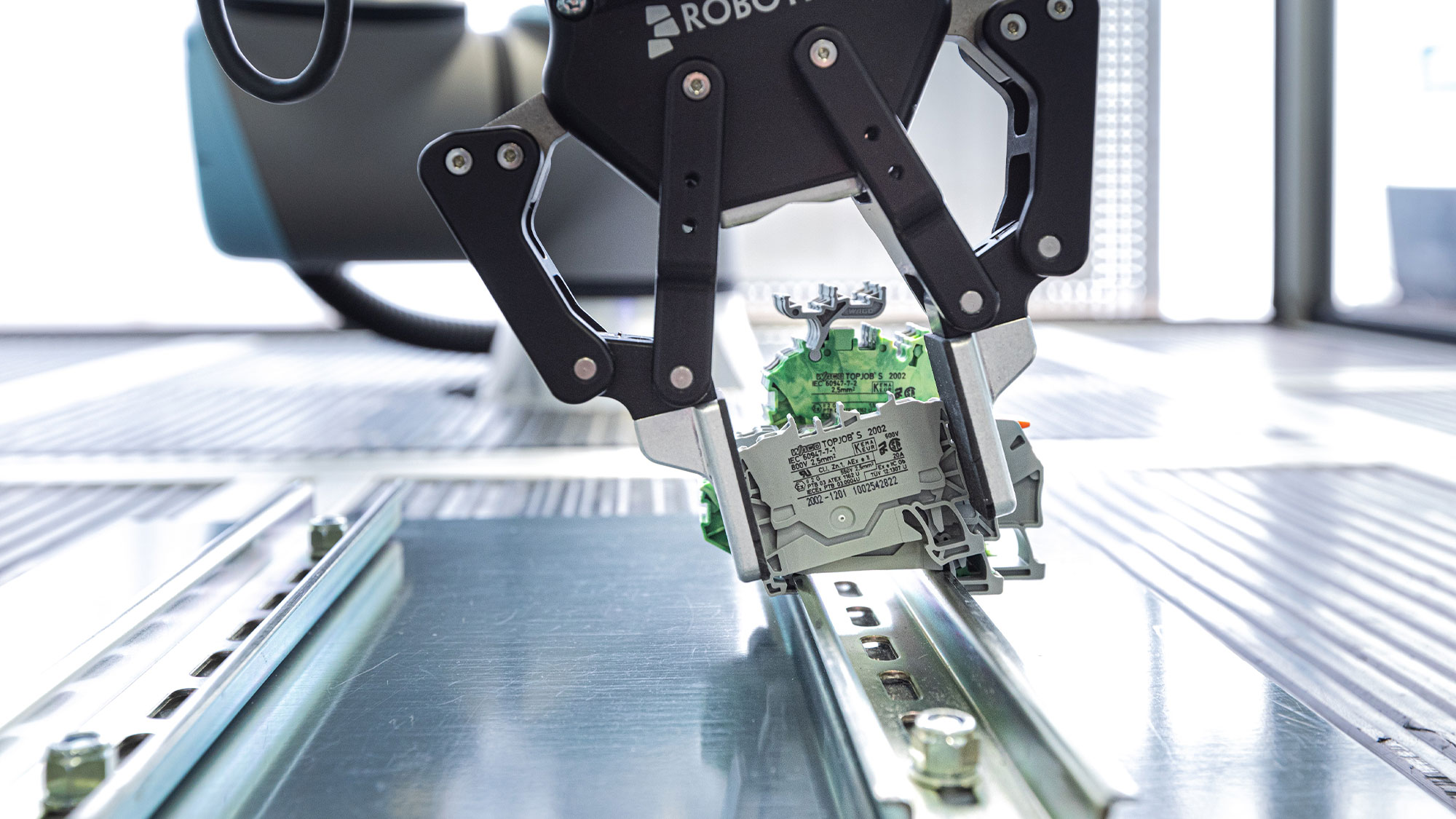 MM-36506_website_Schaltschrankbau_Teaser_Forschungsbericht_Fraunhofer_2000x1125_.jpg