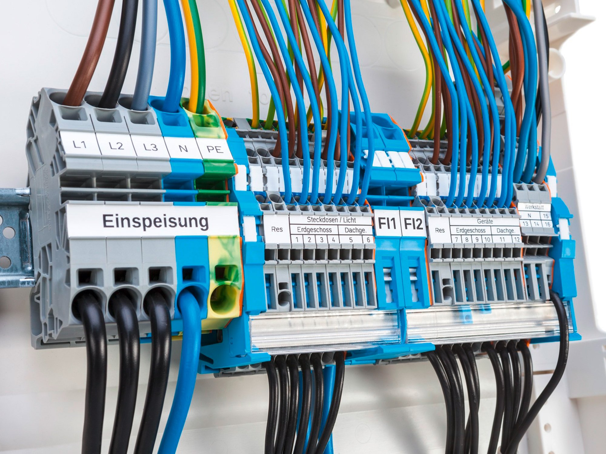 building_elektroinstallateur_installation_kleinverteiler_2000x1500.jpg